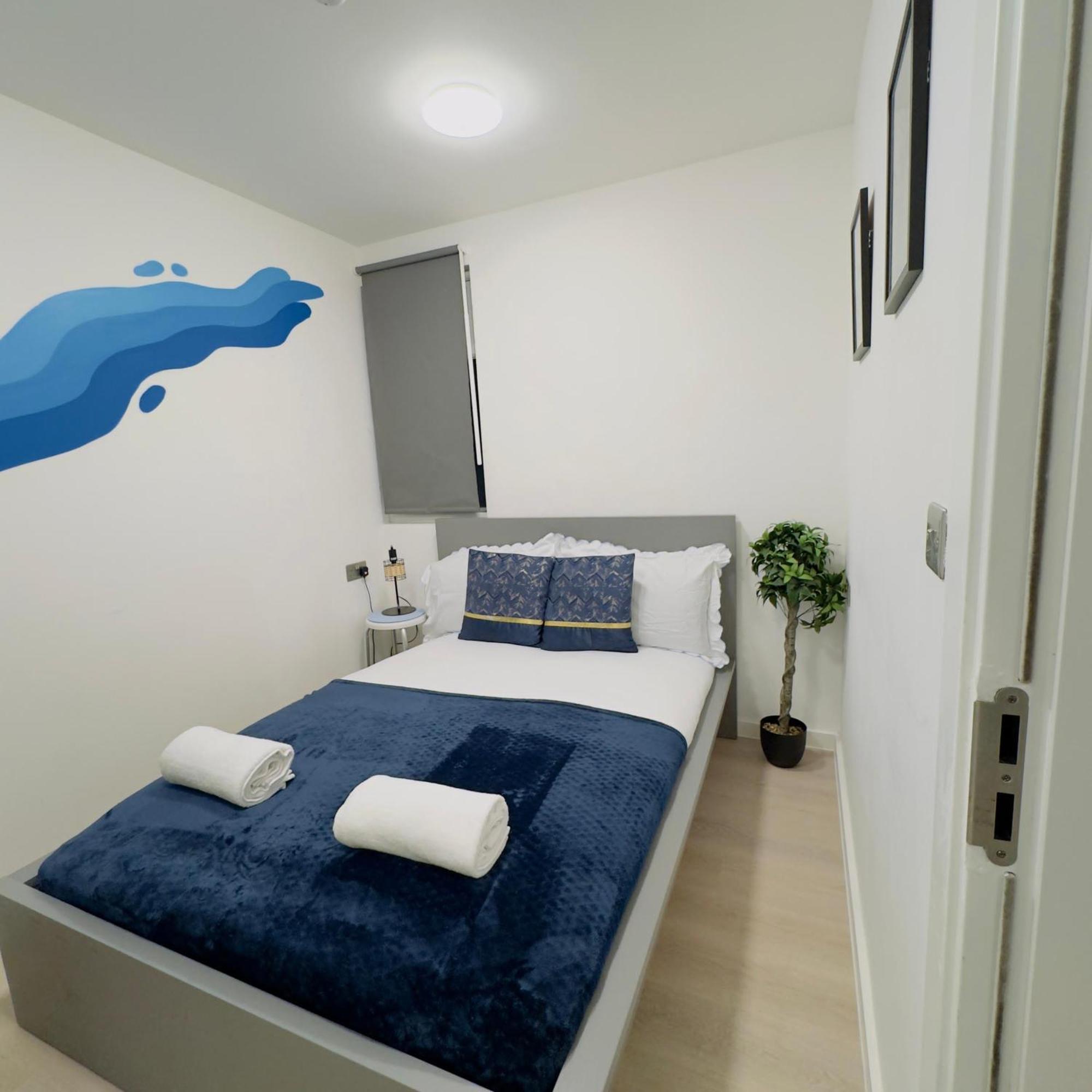 1 Bedroom Sleeps 4 In Golder Nw11 London