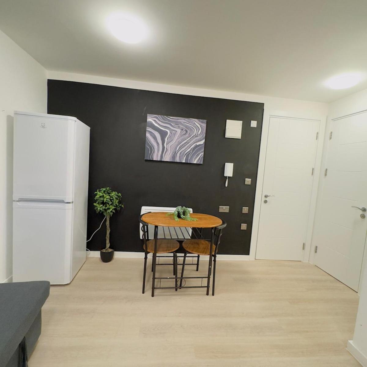1 Bedroom Sleeps 4 In Golder Nw11 Apartment London