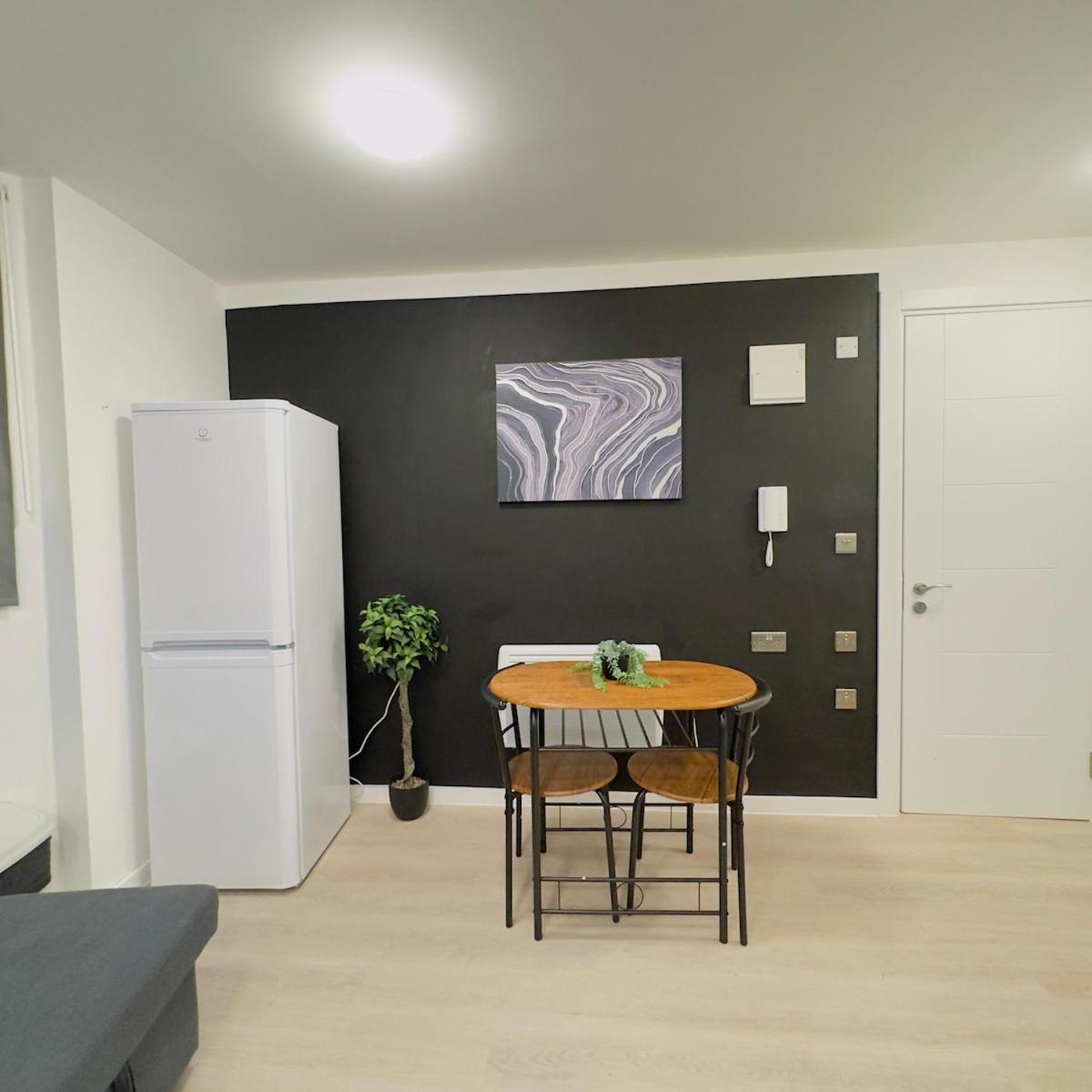 1 Bedroom Sleeps 4 In Golder Nw11 London