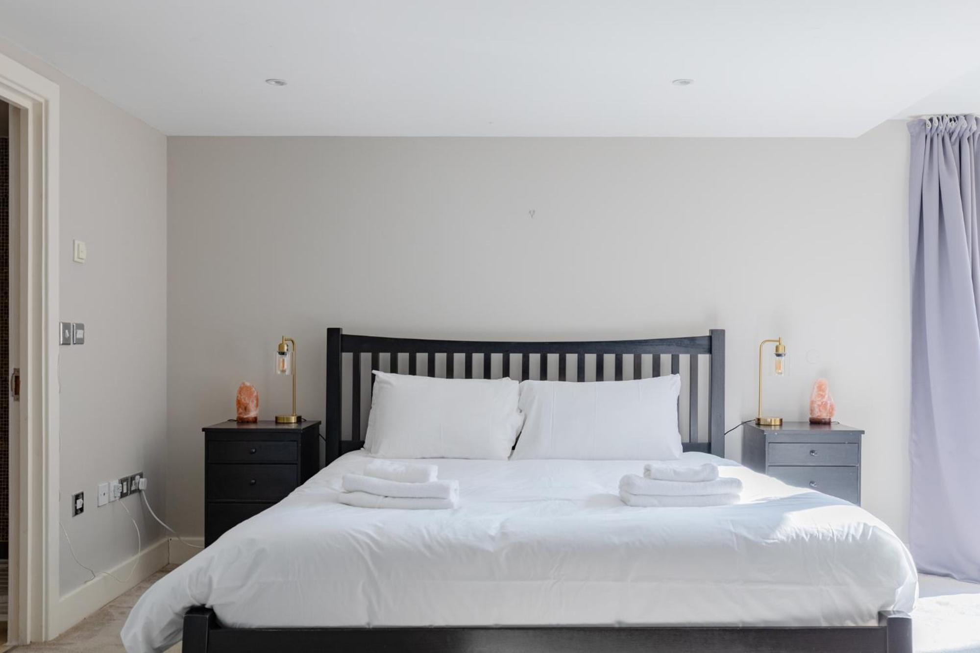 Stunningly Spacious 4bd Clapham North