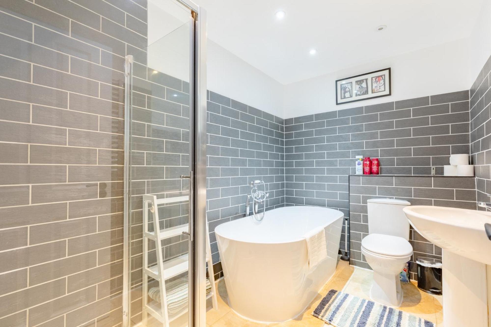 Stunningly Spacious 4bd Clapham North London