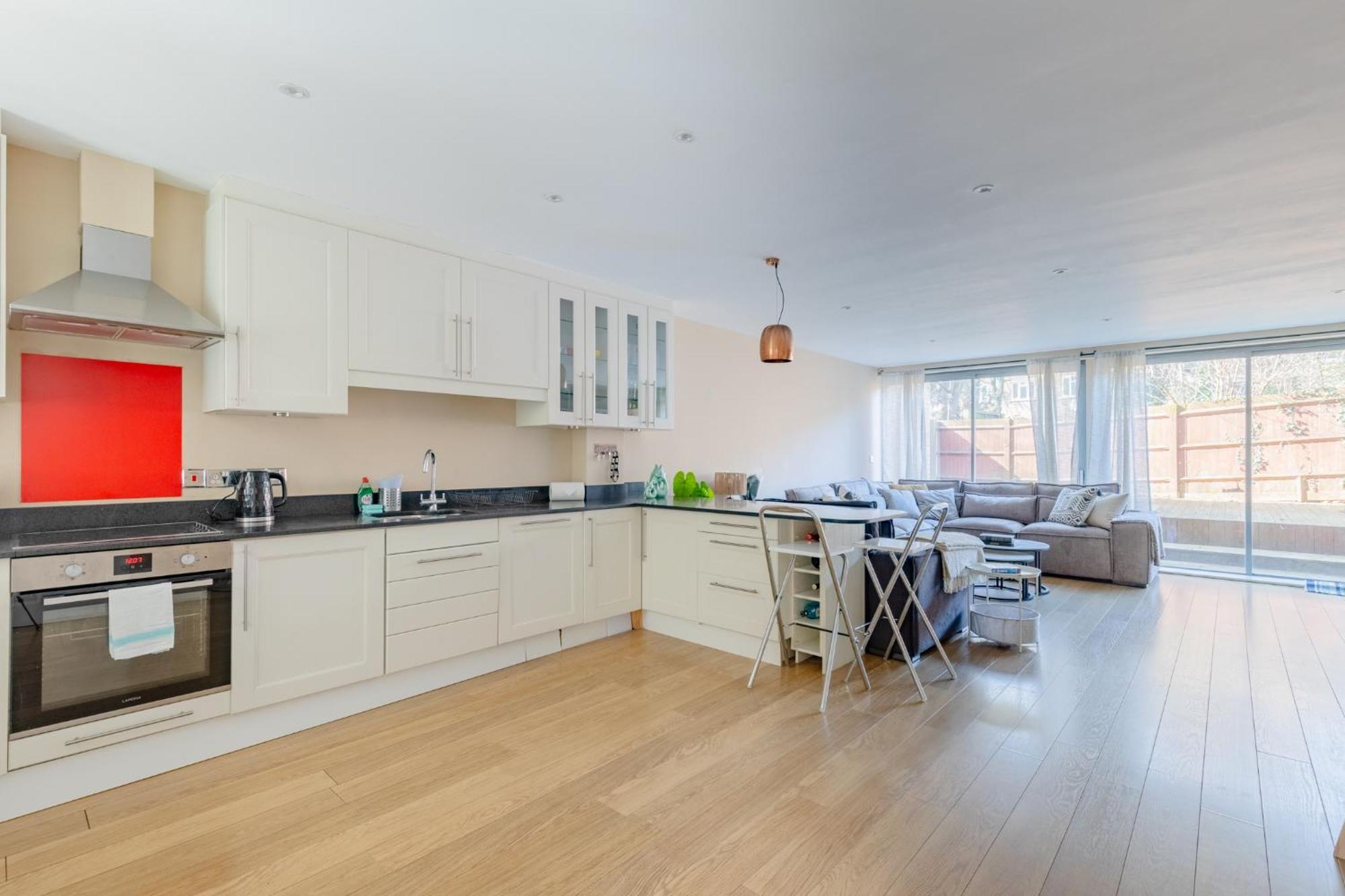 Stunningly Spacious 4bd Clapham North London