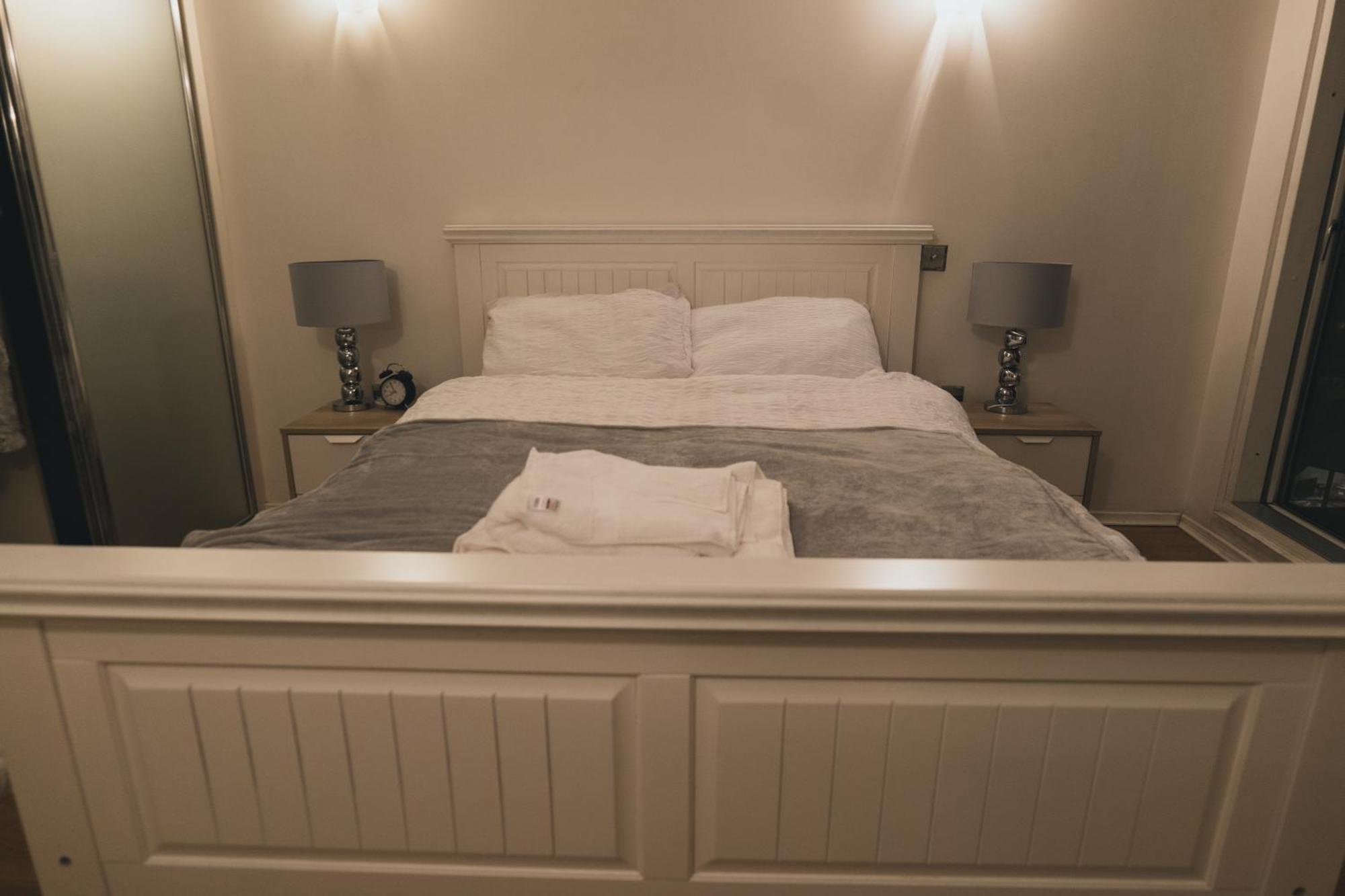 Apartment Luxury 2 Bedroom Penthouse With Thrilling Waterfront And Views, Canary Wharf *