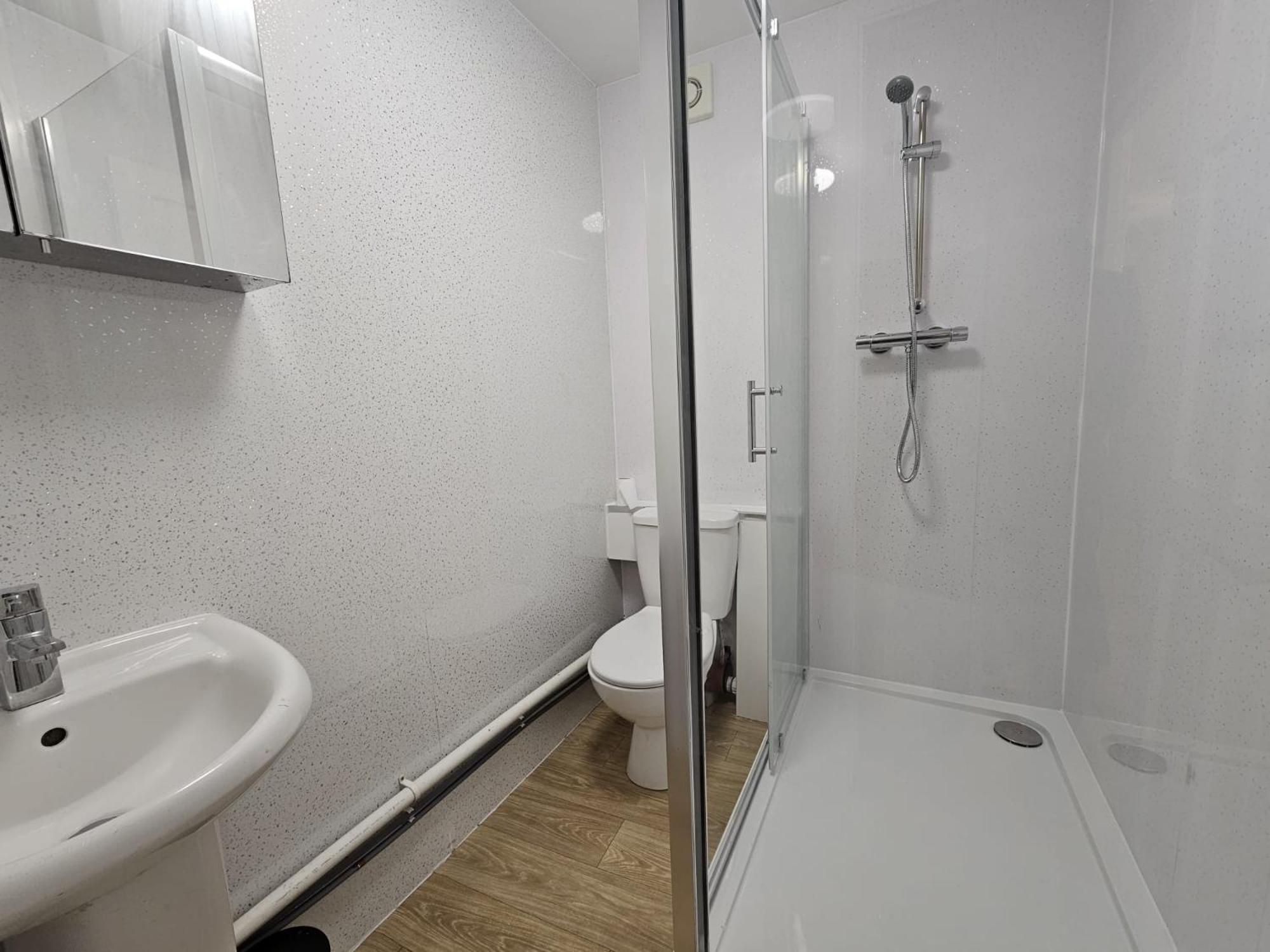 E1 Luxury * London
