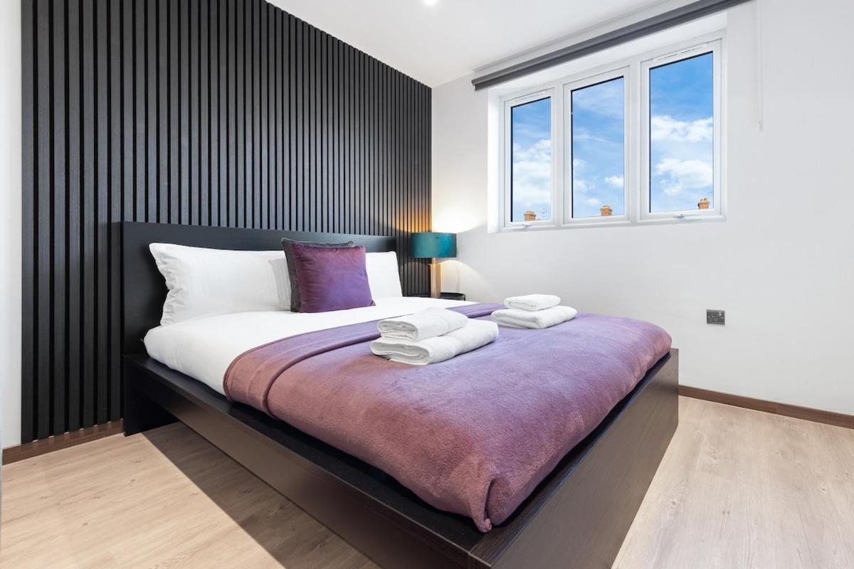 Modern - Near Station - * London