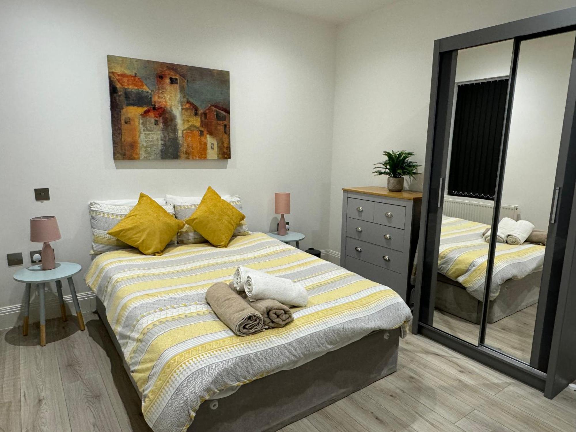 Heart Warming Getaway 1br 1ba Private Patio Apartment London