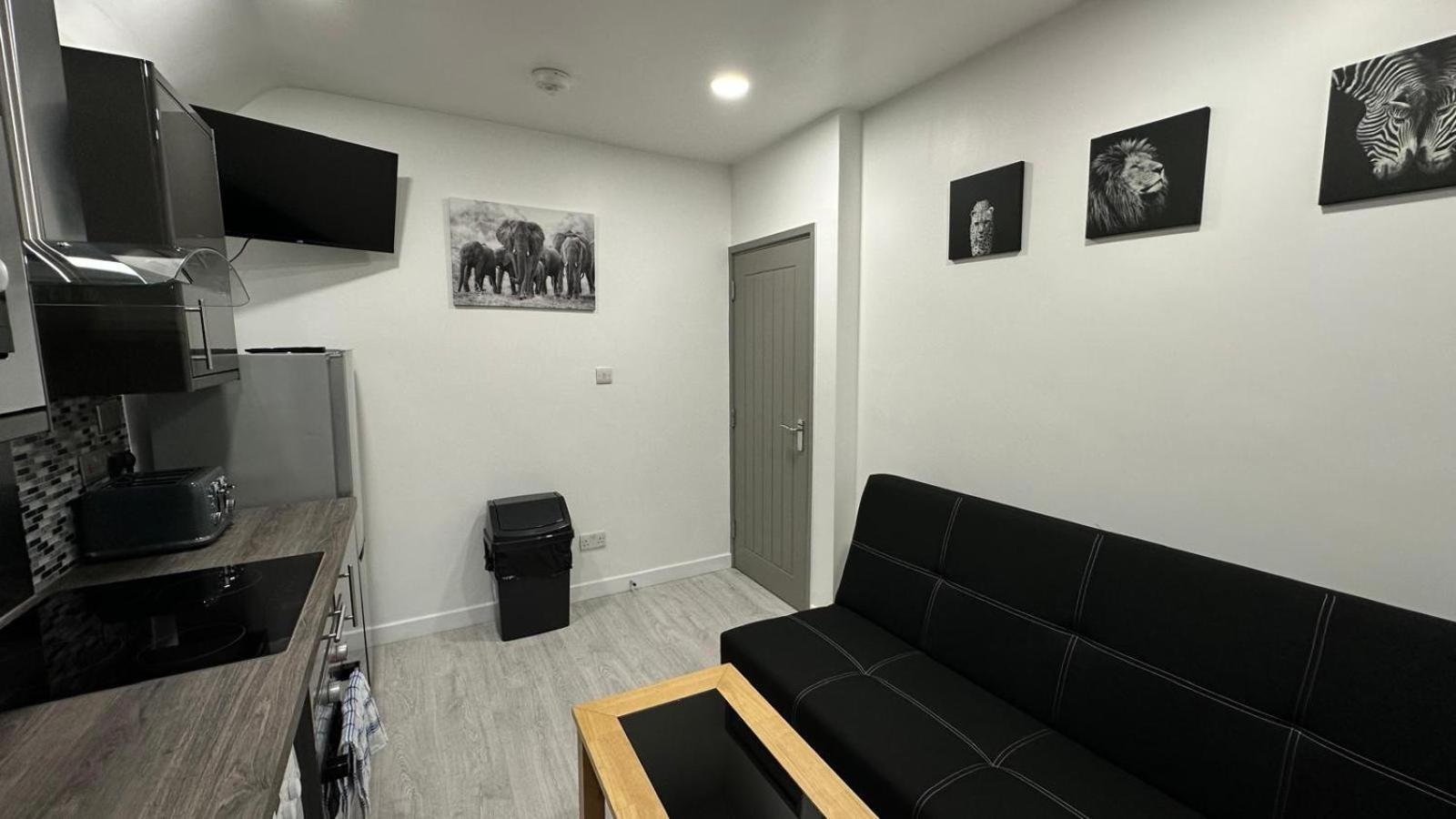 Fully Furbished Entire Flat 3 Apartment *