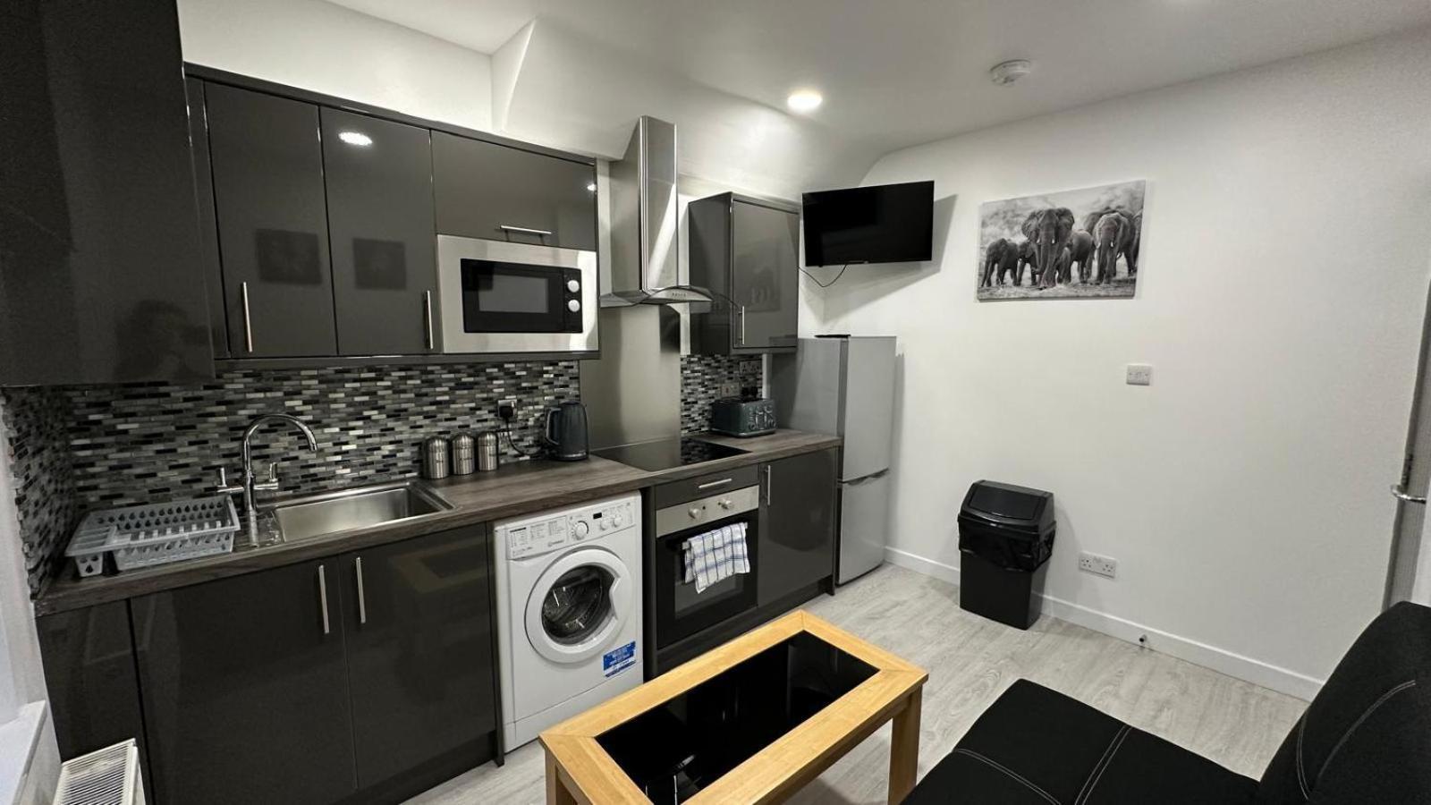 Fully Furbished Entire Flat 3 Leilighet *