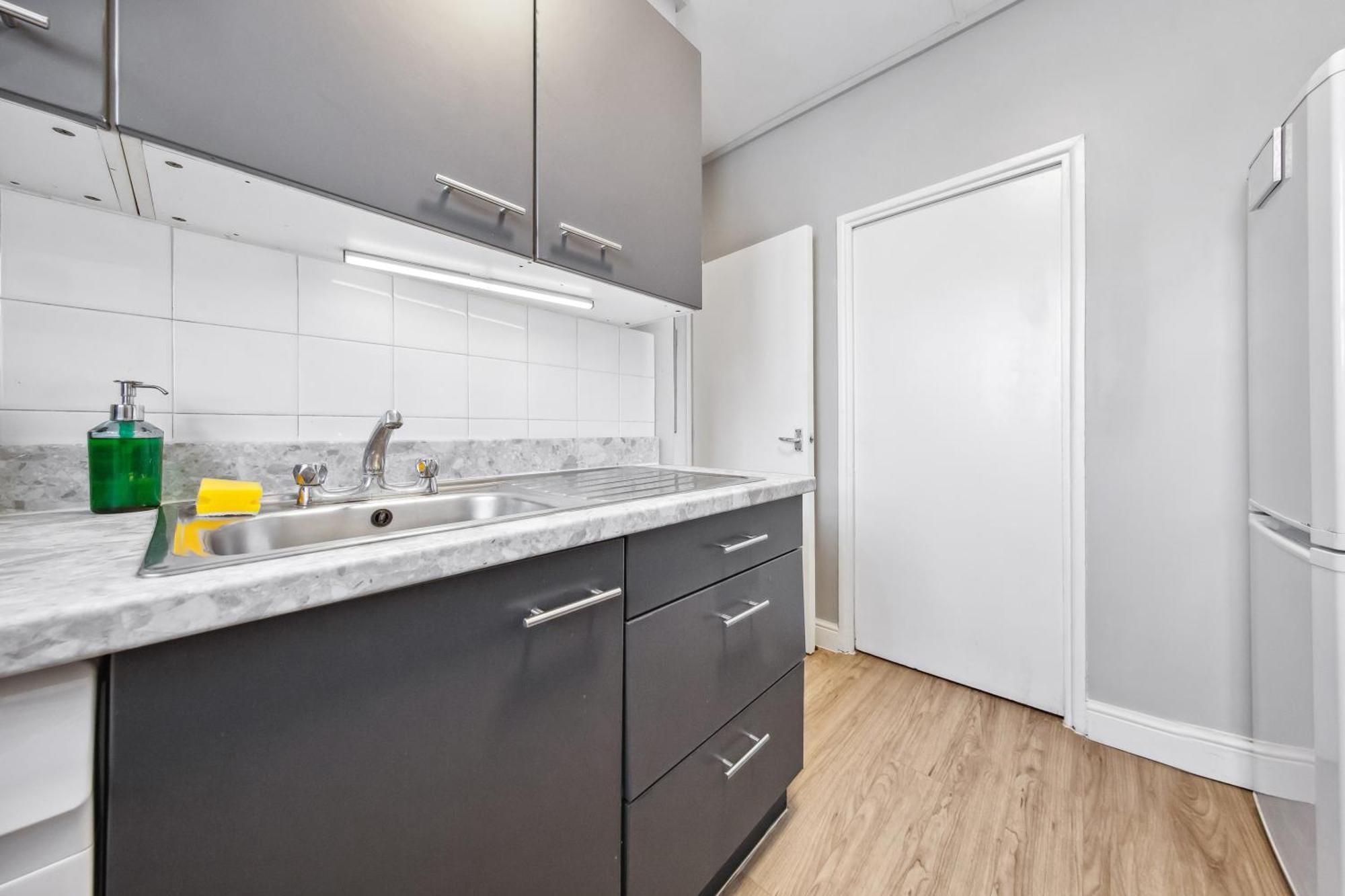 White Retreat - 2 Bedroom Flat Next To Loftus Road Apartment