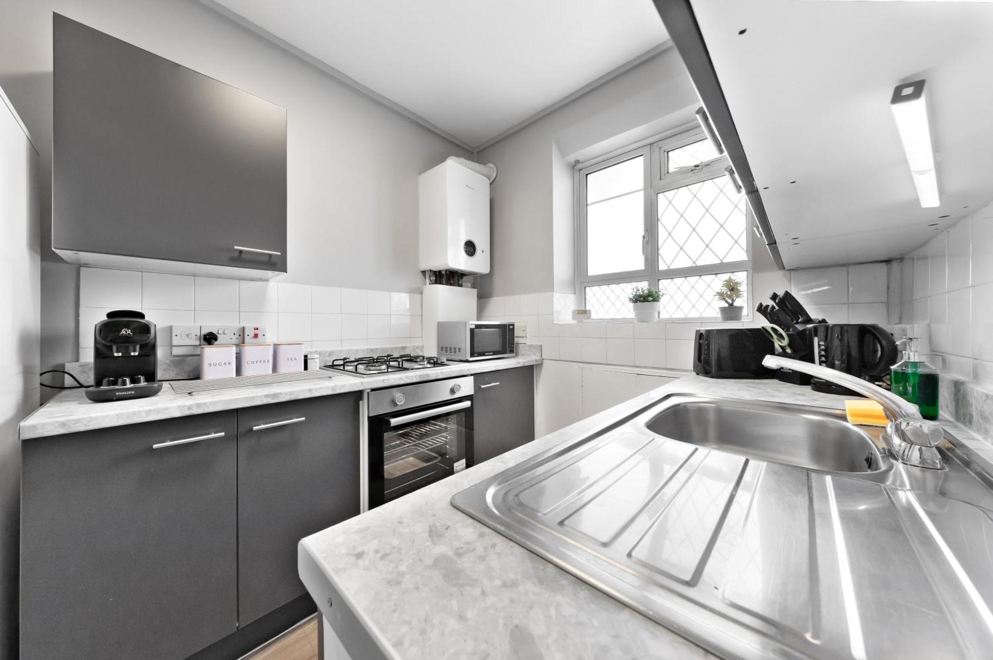 White Retreat - 2 Bedroom Flat Next To Loftus Road Apartment