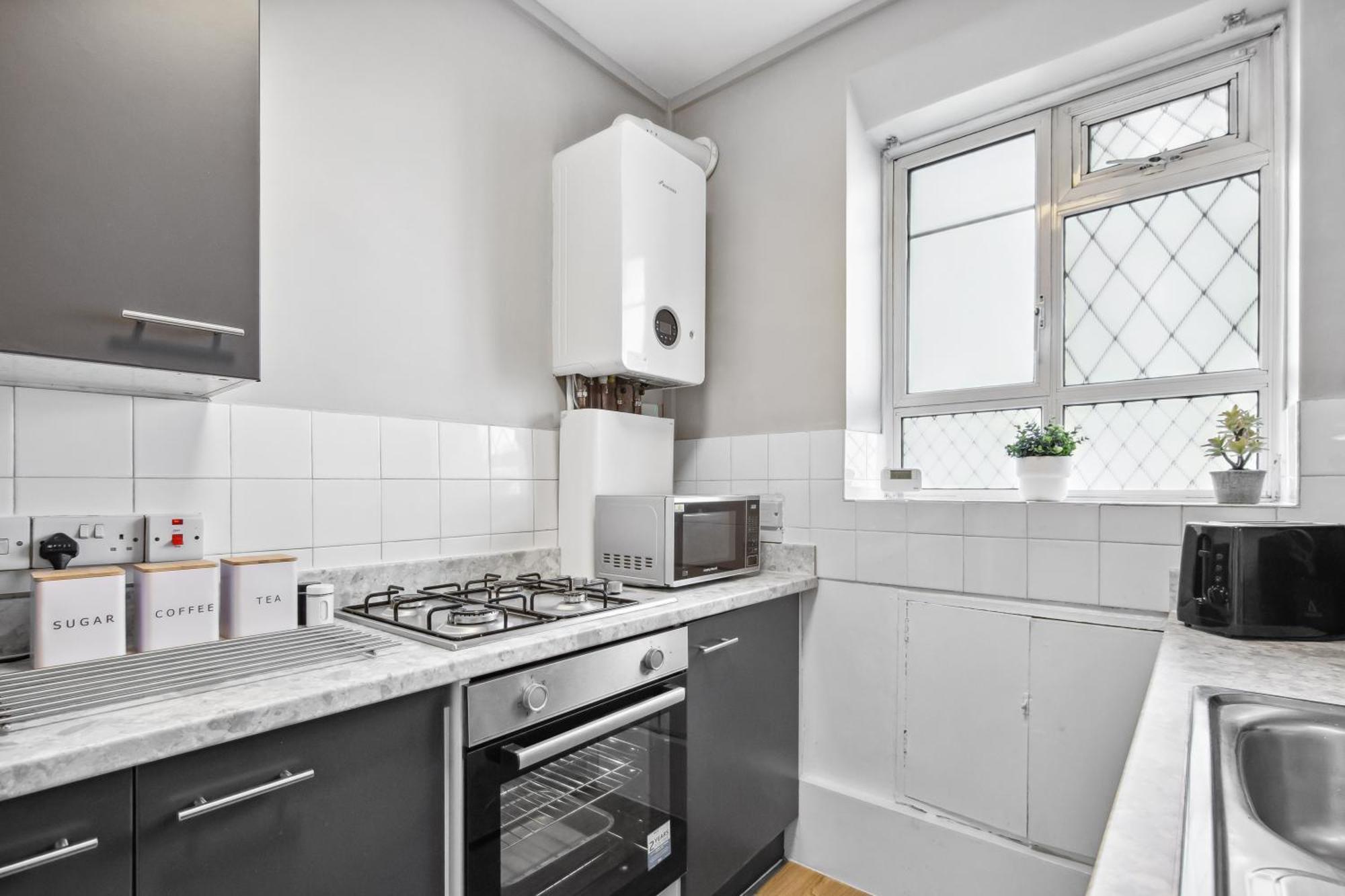 Apartment White Retreat - 2 Bedroom Flat Next To Loftus Road London
