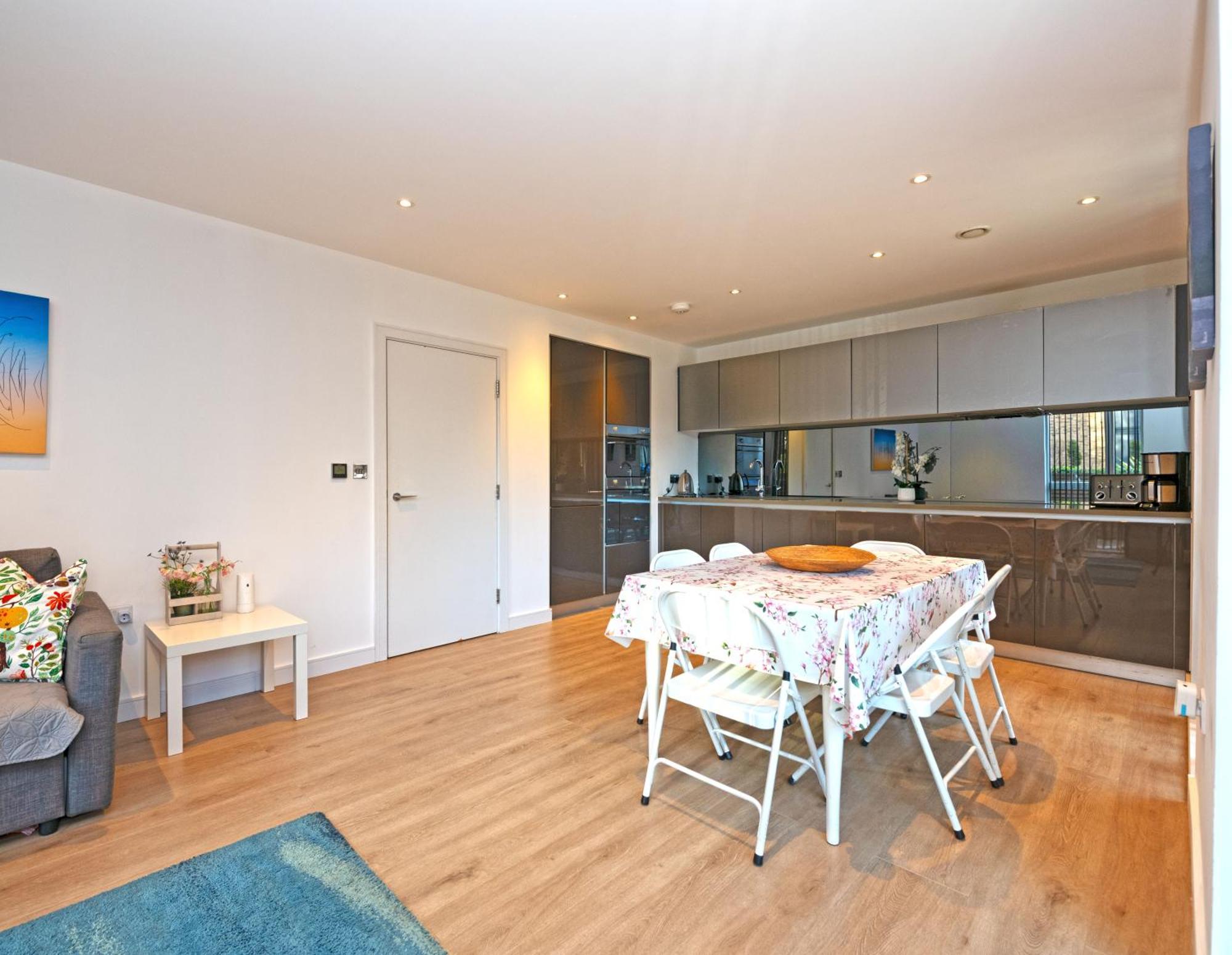 Grand Kew Gardens Apartment London