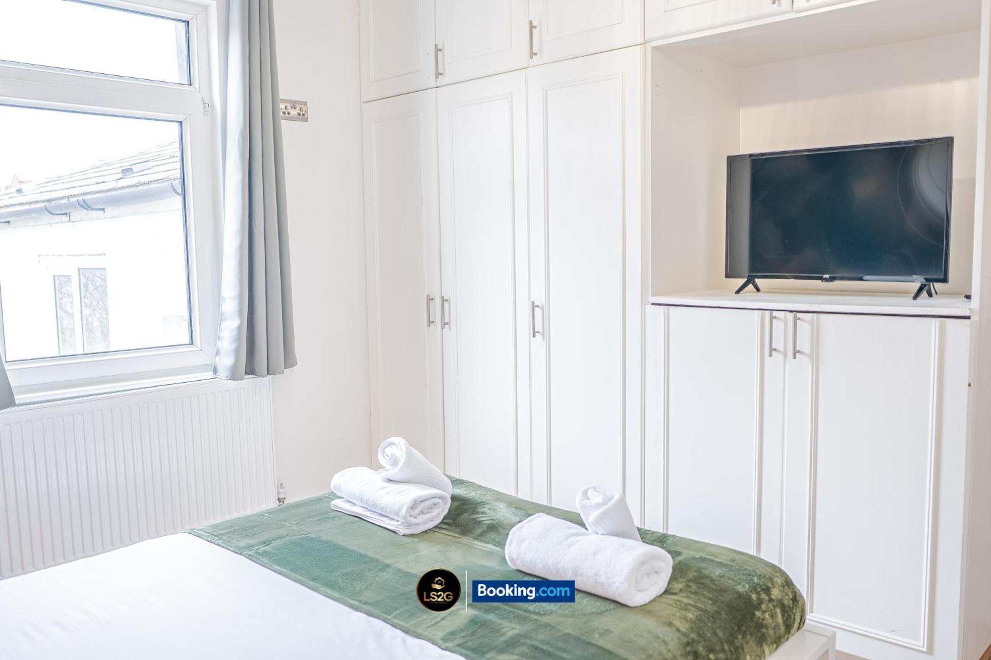 Stunning House By Ls2g Short Lets & Serviced Greater With Free Wifi Holiday home *