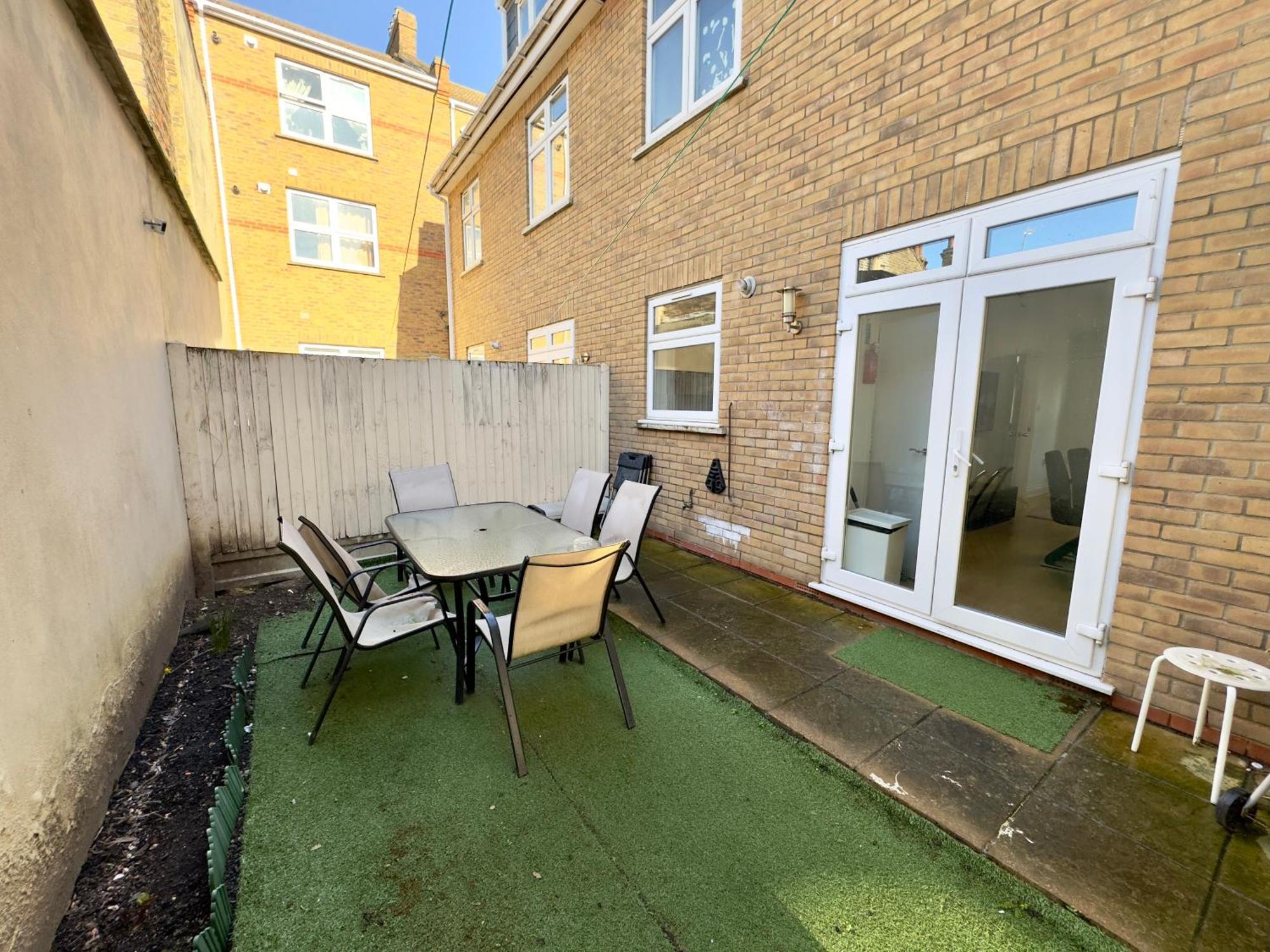 Feriehus 3 Bedrooms Spacious House, Separate Reception, 2 Full Bathrooms, Parking, Garden London