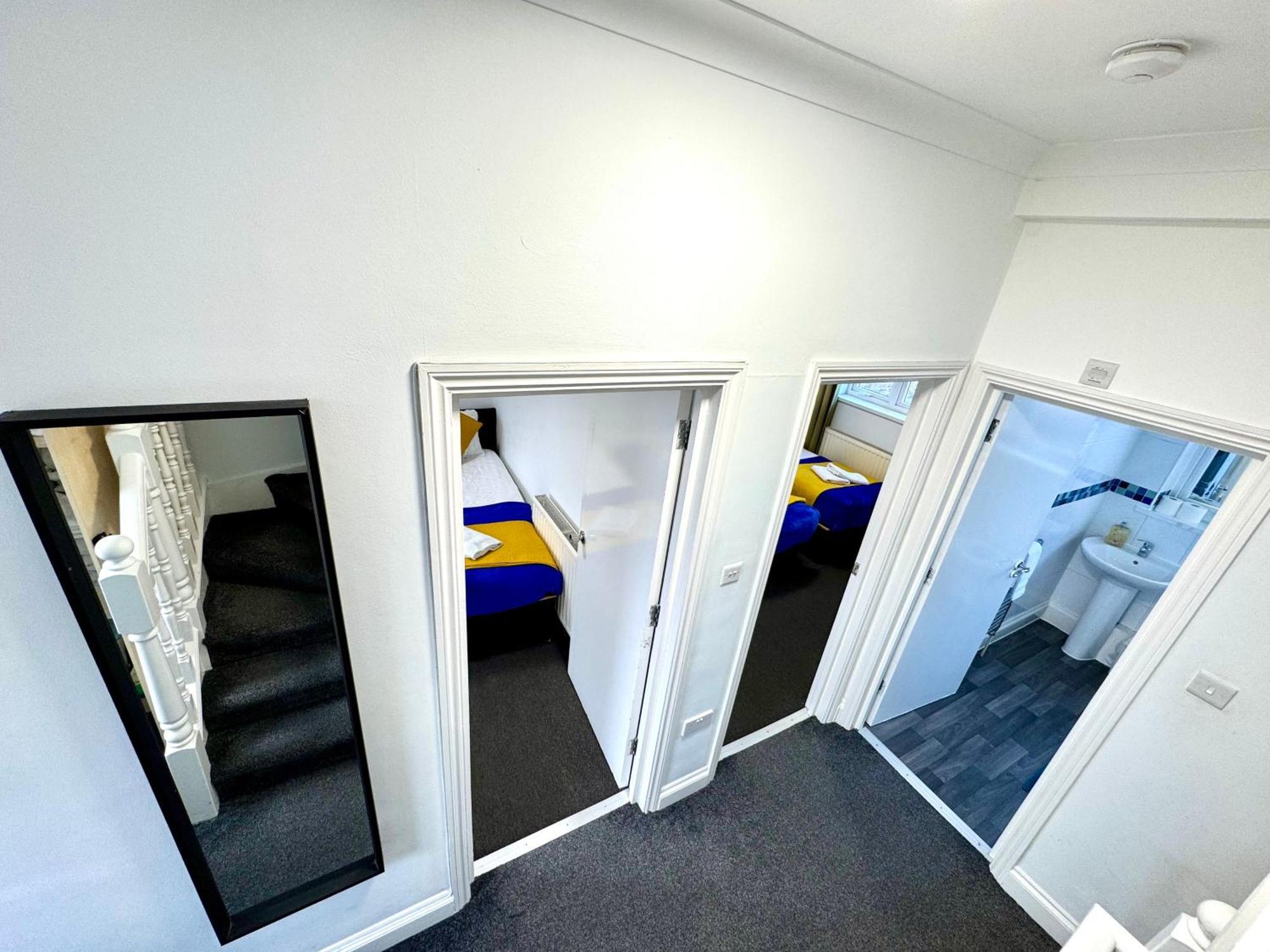 3 Bedrooms Spacious House, Separate Reception, 2 Full Bathrooms, Parking, Garden Feriehus