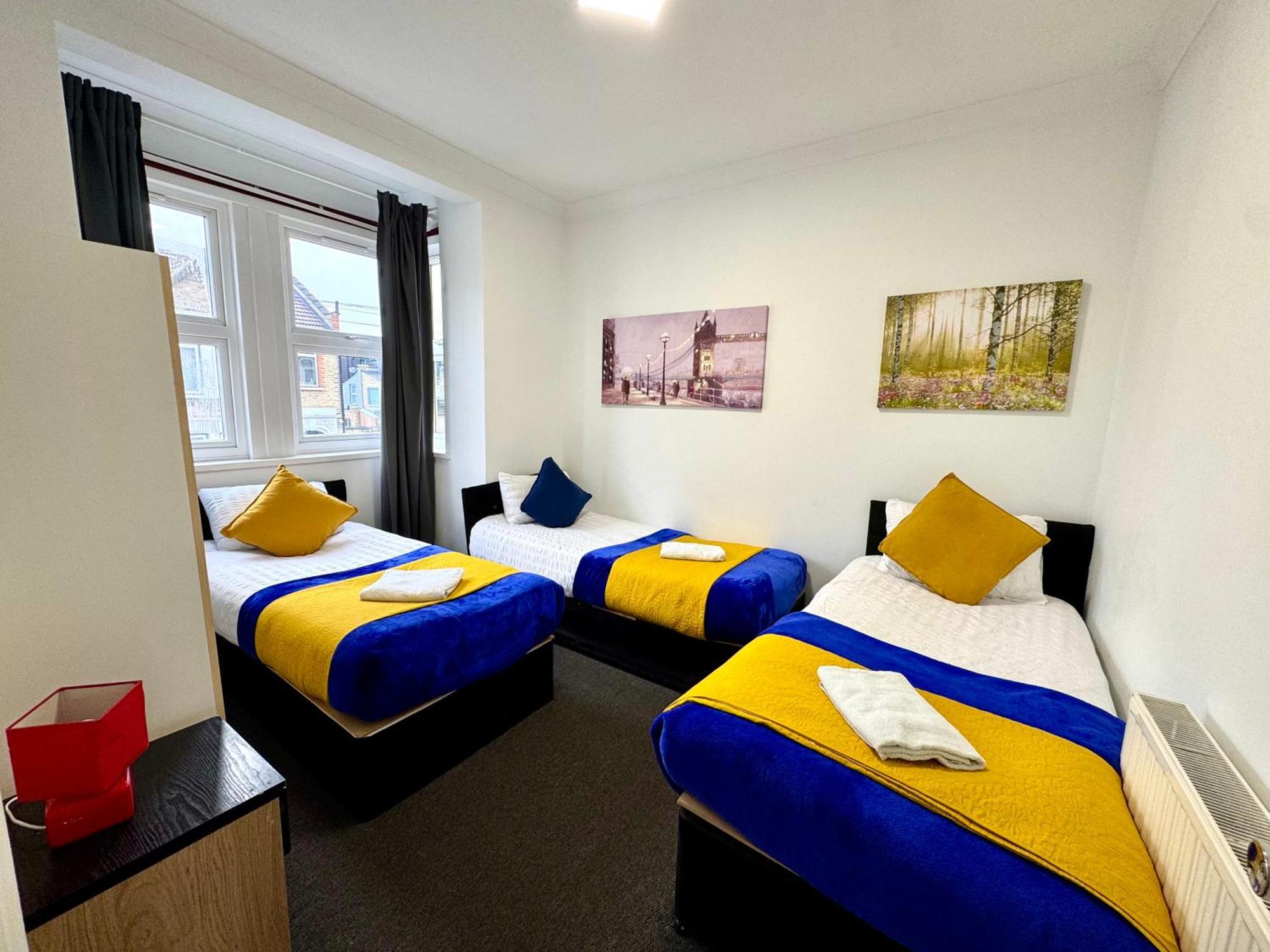 Feriehus 3 Bedrooms Spacious House, Separate Reception, 2 Full Bathrooms, Parking, Garden