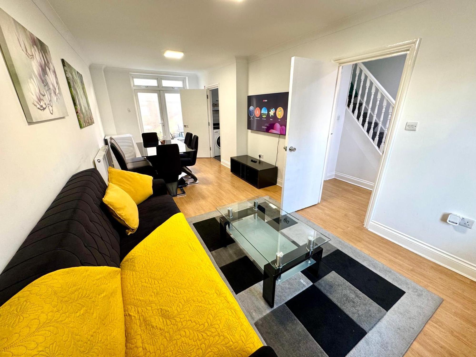 3 Bedrooms Spacious House, Separate Reception, 2 Full Bathrooms, Parking, Garden Feriehus London