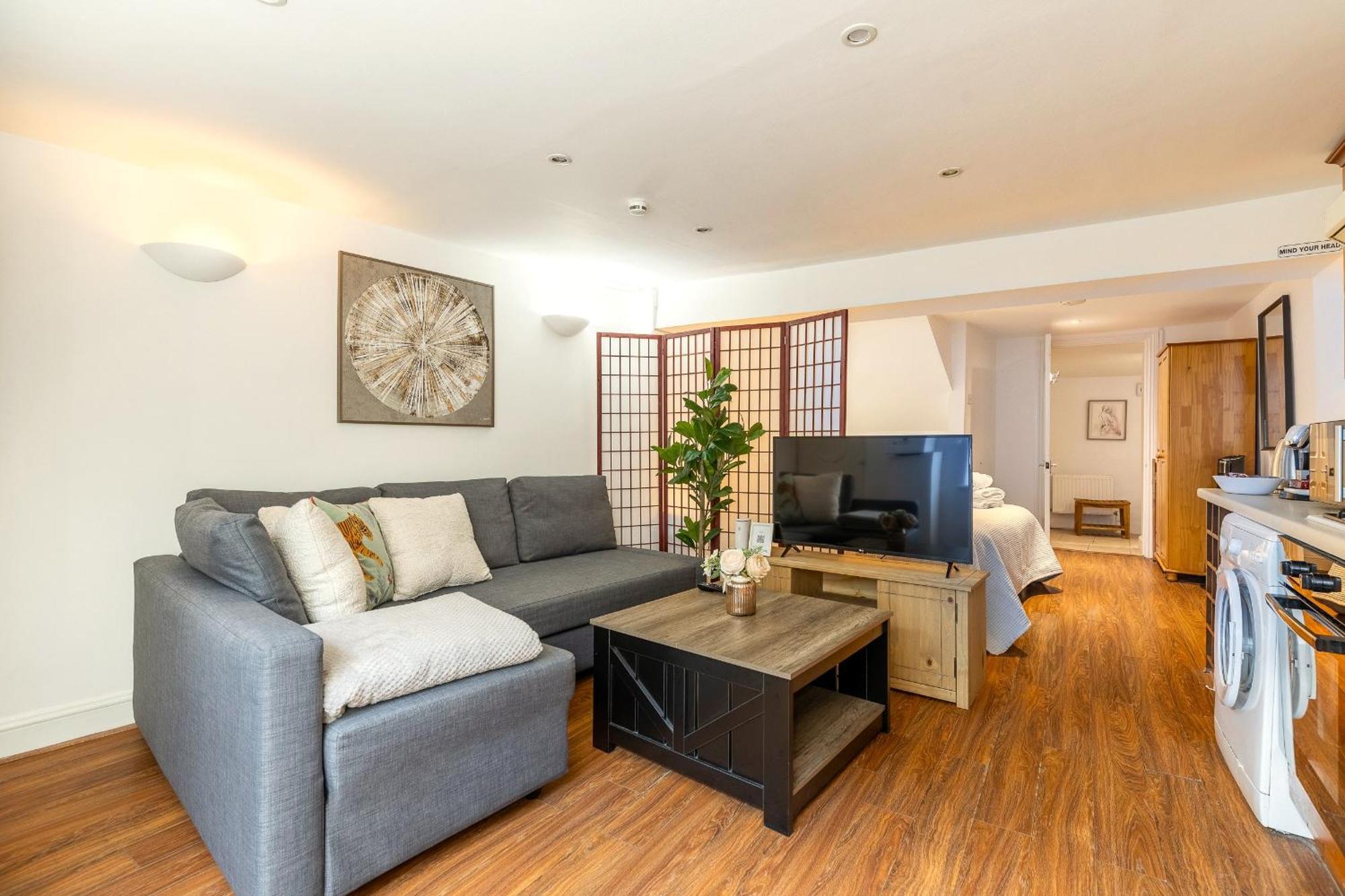 Albert Apt London