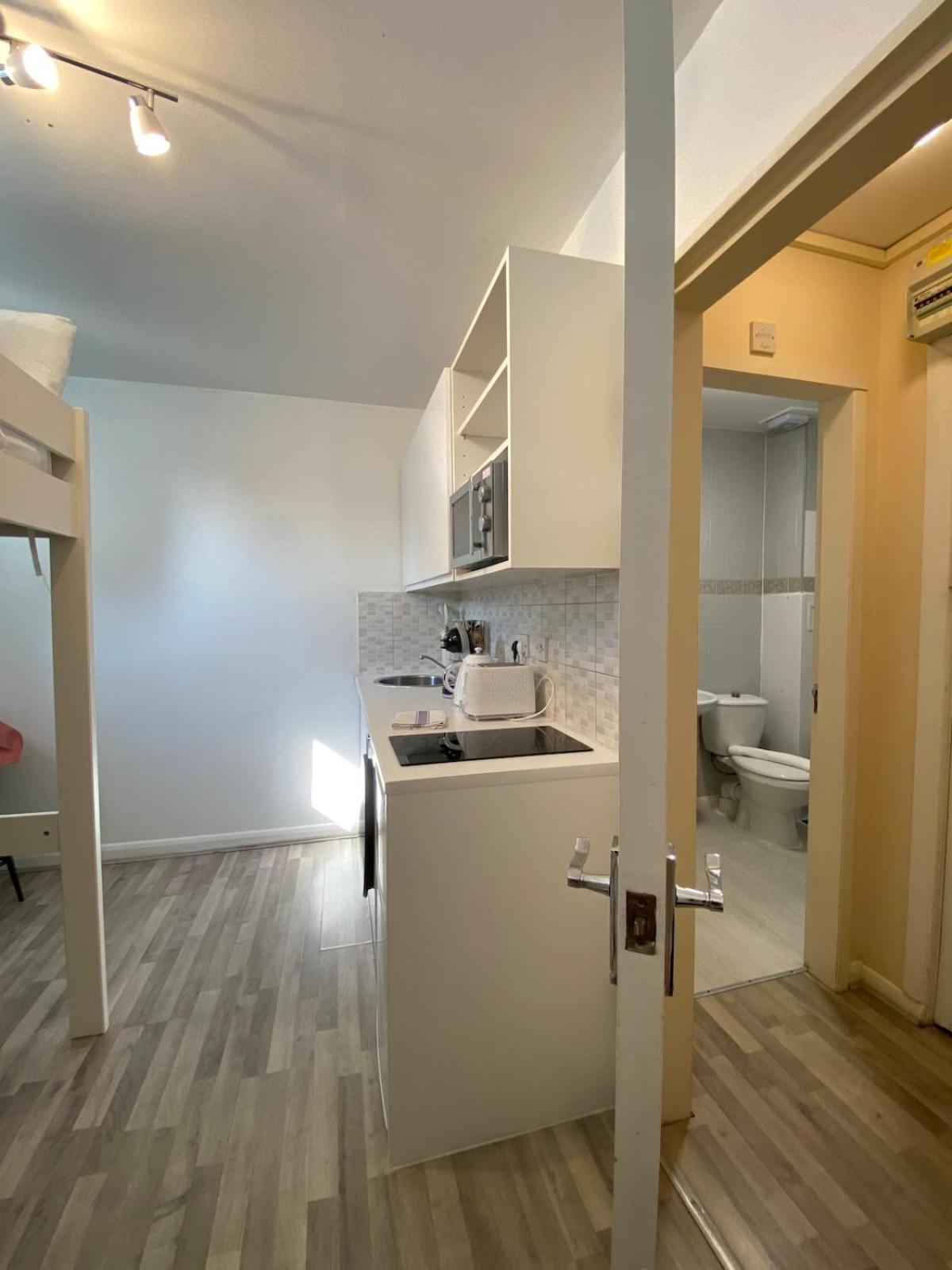 Apartment Bright And Compact In The Heart Of