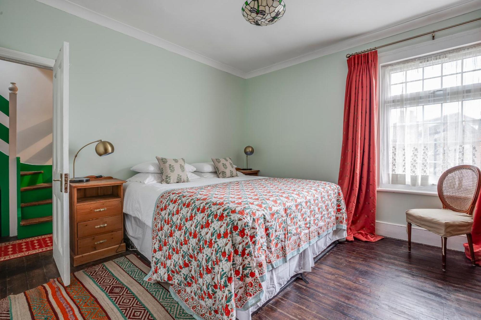 Classic House & Garden 25mins From Museums Сasa de vacaciones