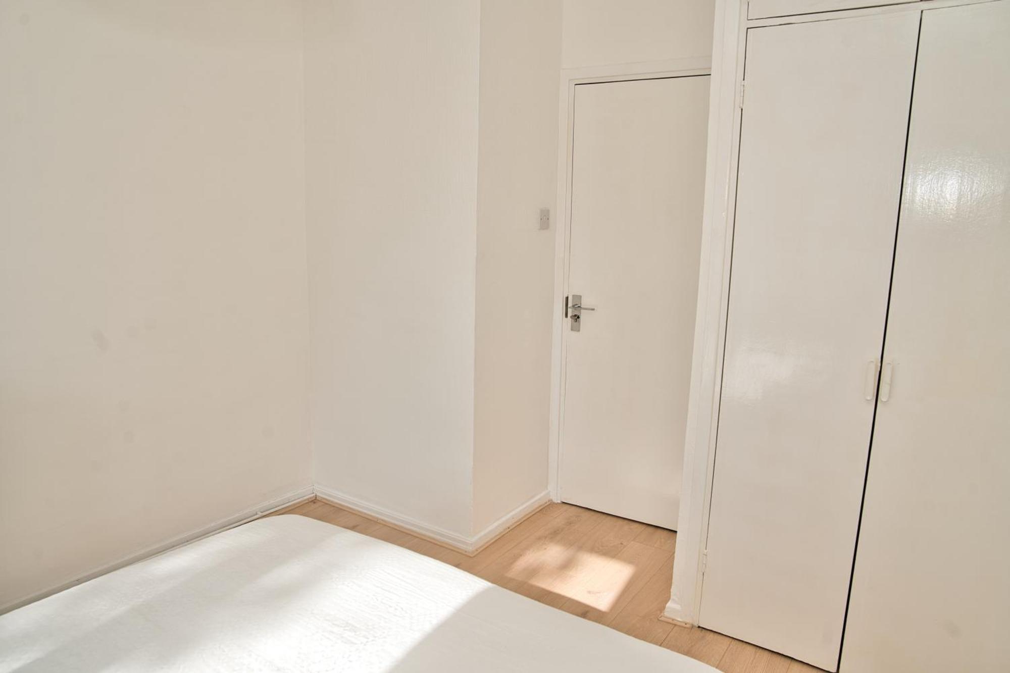 Stunning 4 Bedroom In Swiss Sleeps 10 London