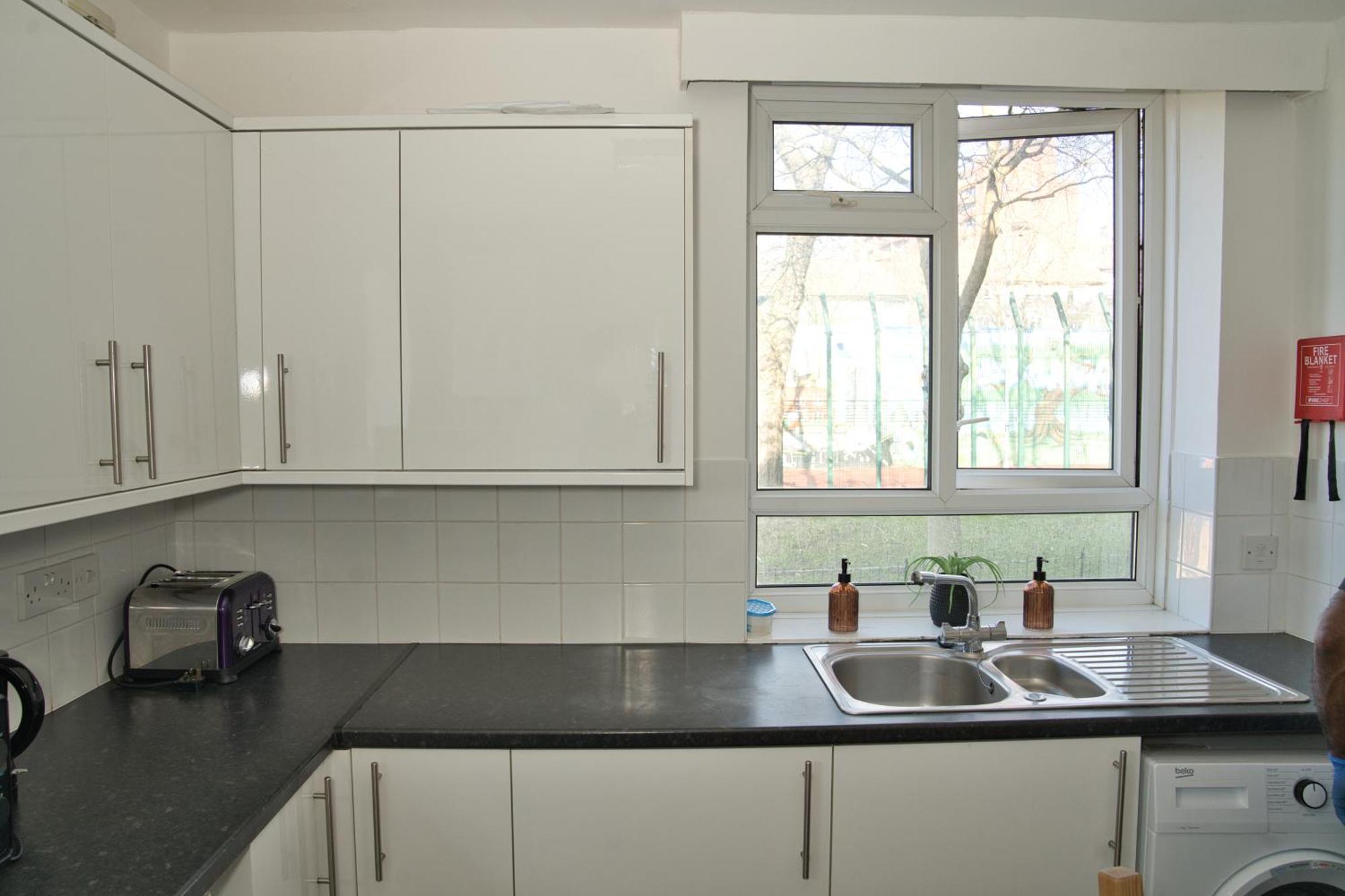 Apartment Stunning 4 Bedroom In Swiss Sleeps 10 London
