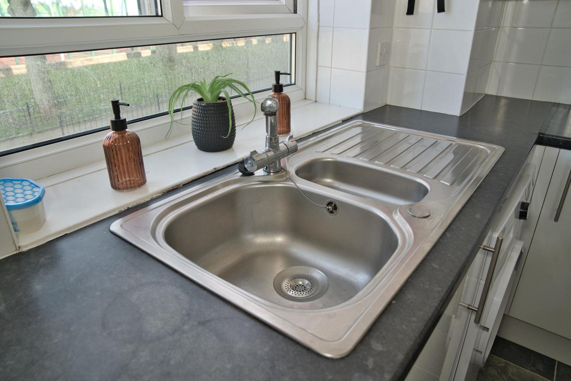 Stunning 4 Bedroom In Swiss Sleeps 10