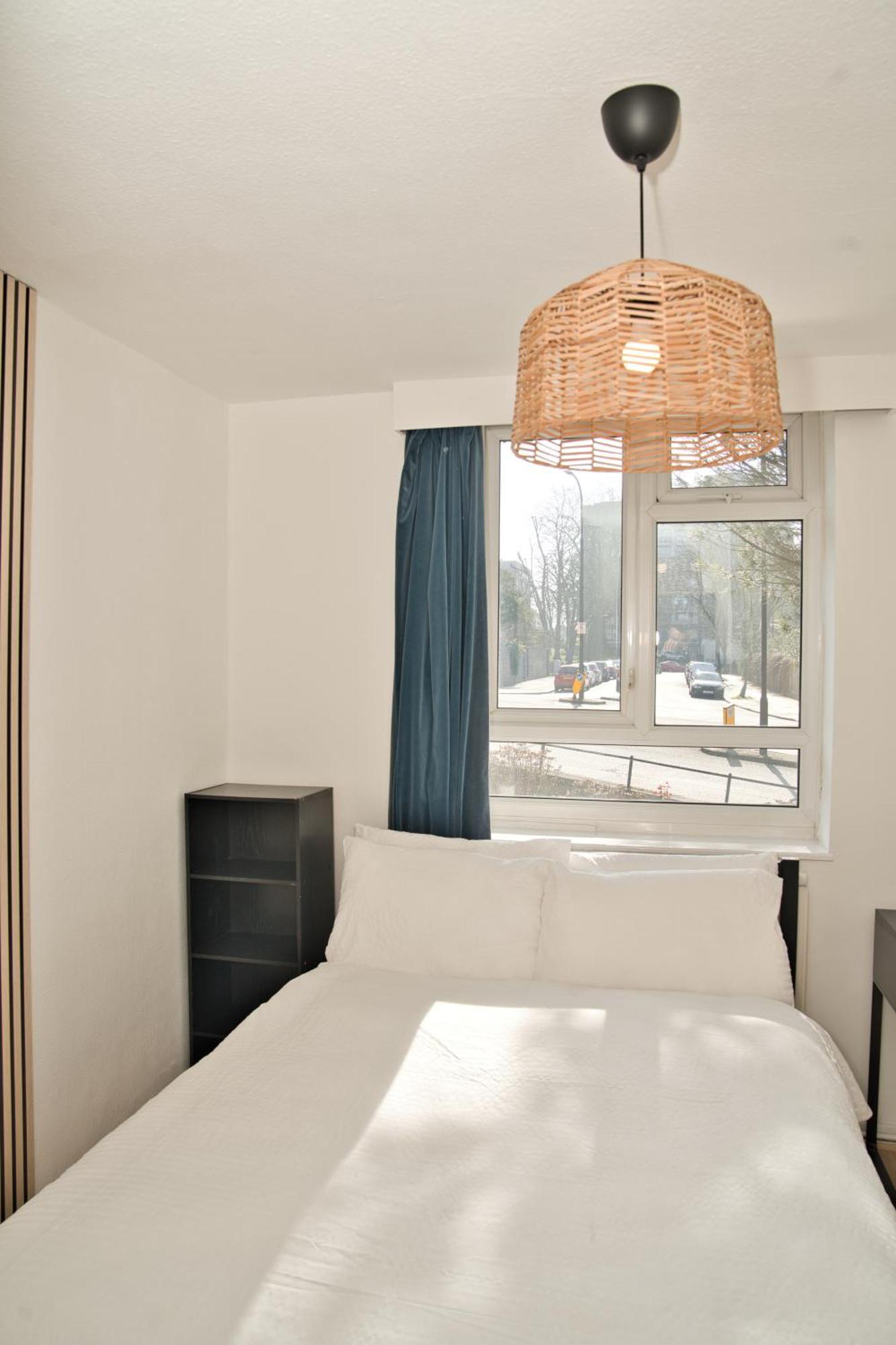 Stunning 4 Bedroom In Swiss Sleeps 10