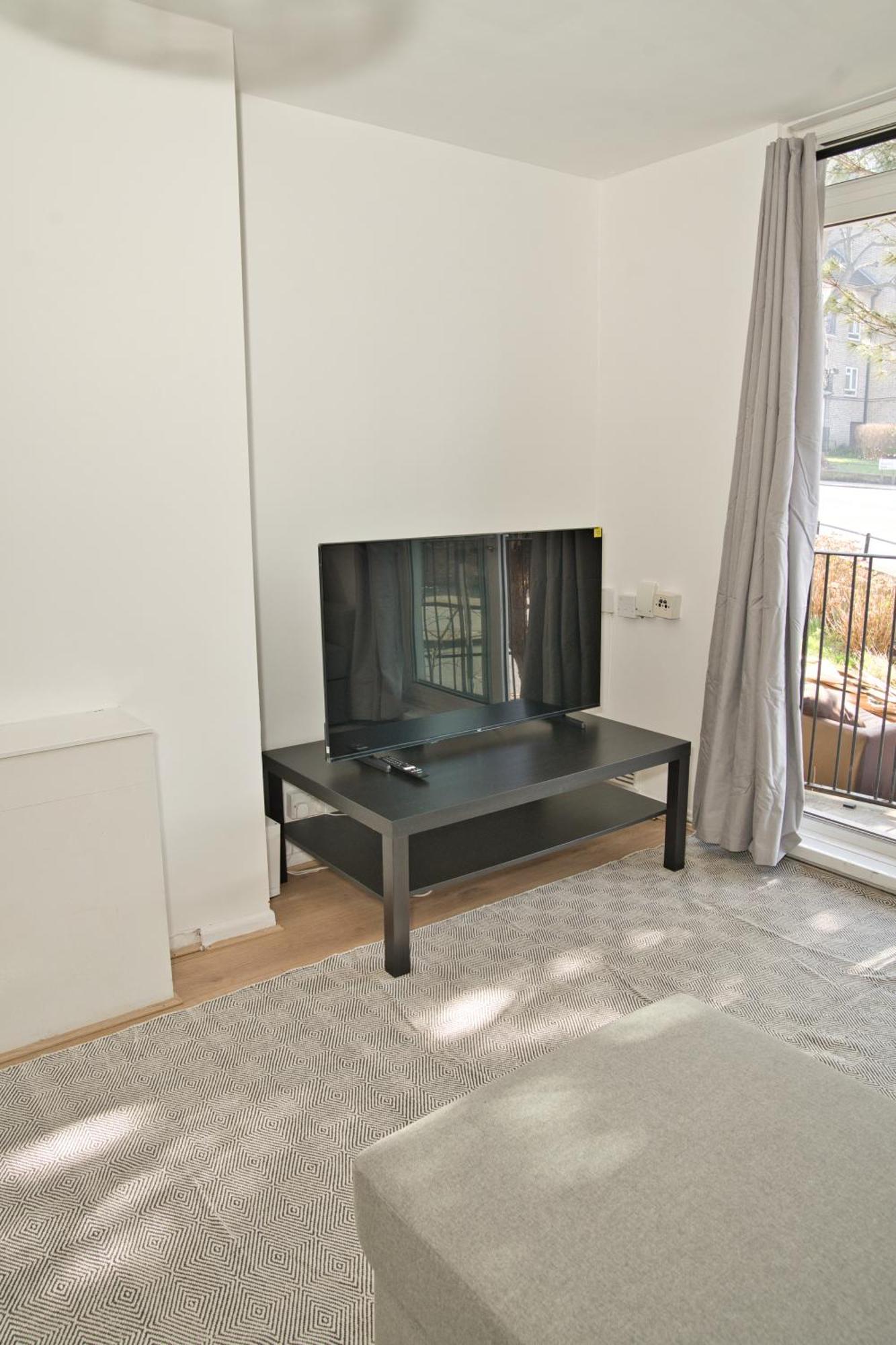 Stunning 4 Bedroom In Swiss Sleeps 10 Apartment London