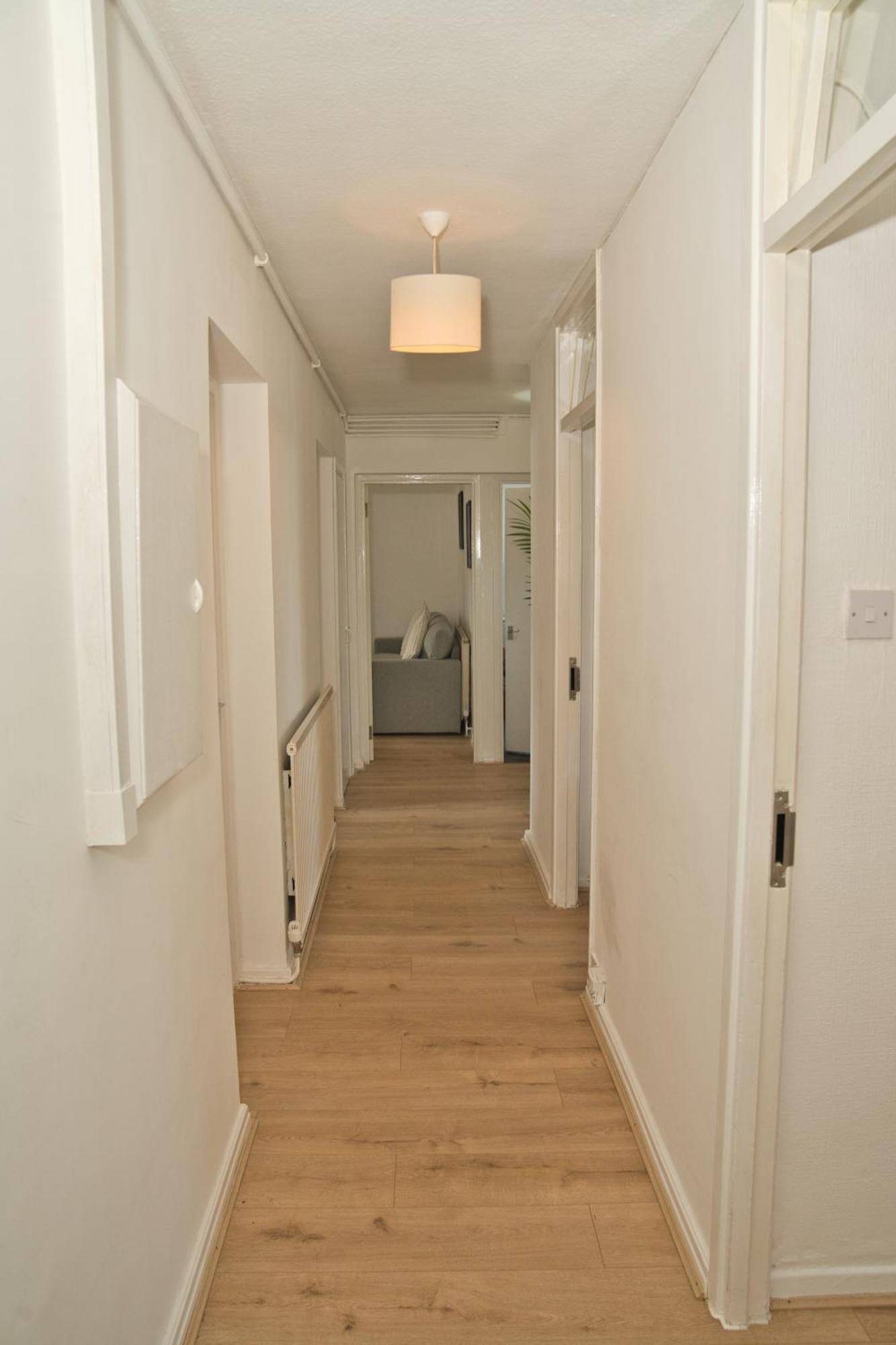 Stunning 4 Bedroom In Swiss Sleeps 10 London