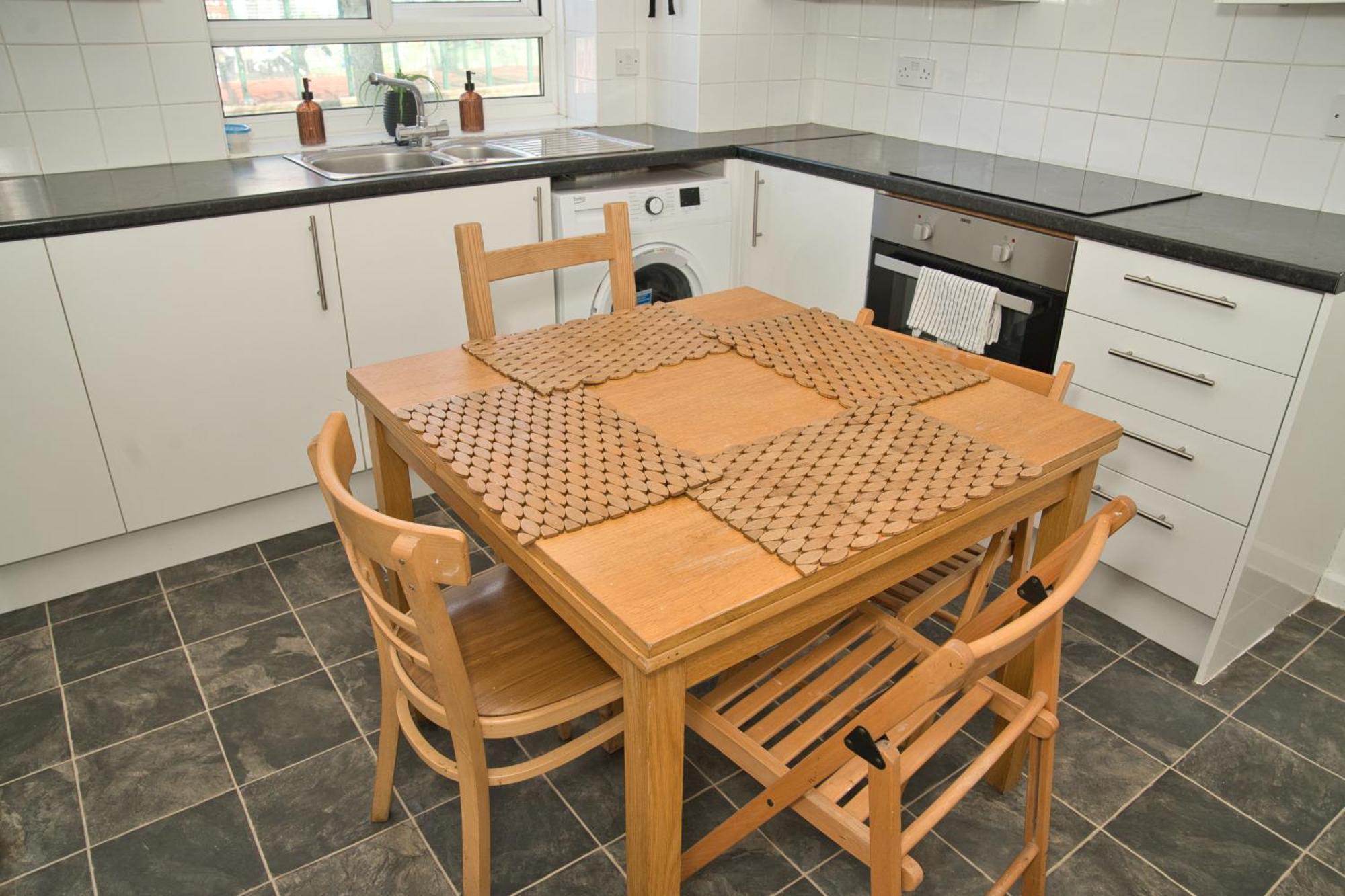 Stunning 4 Bedroom In Swiss Sleeps 10 * London