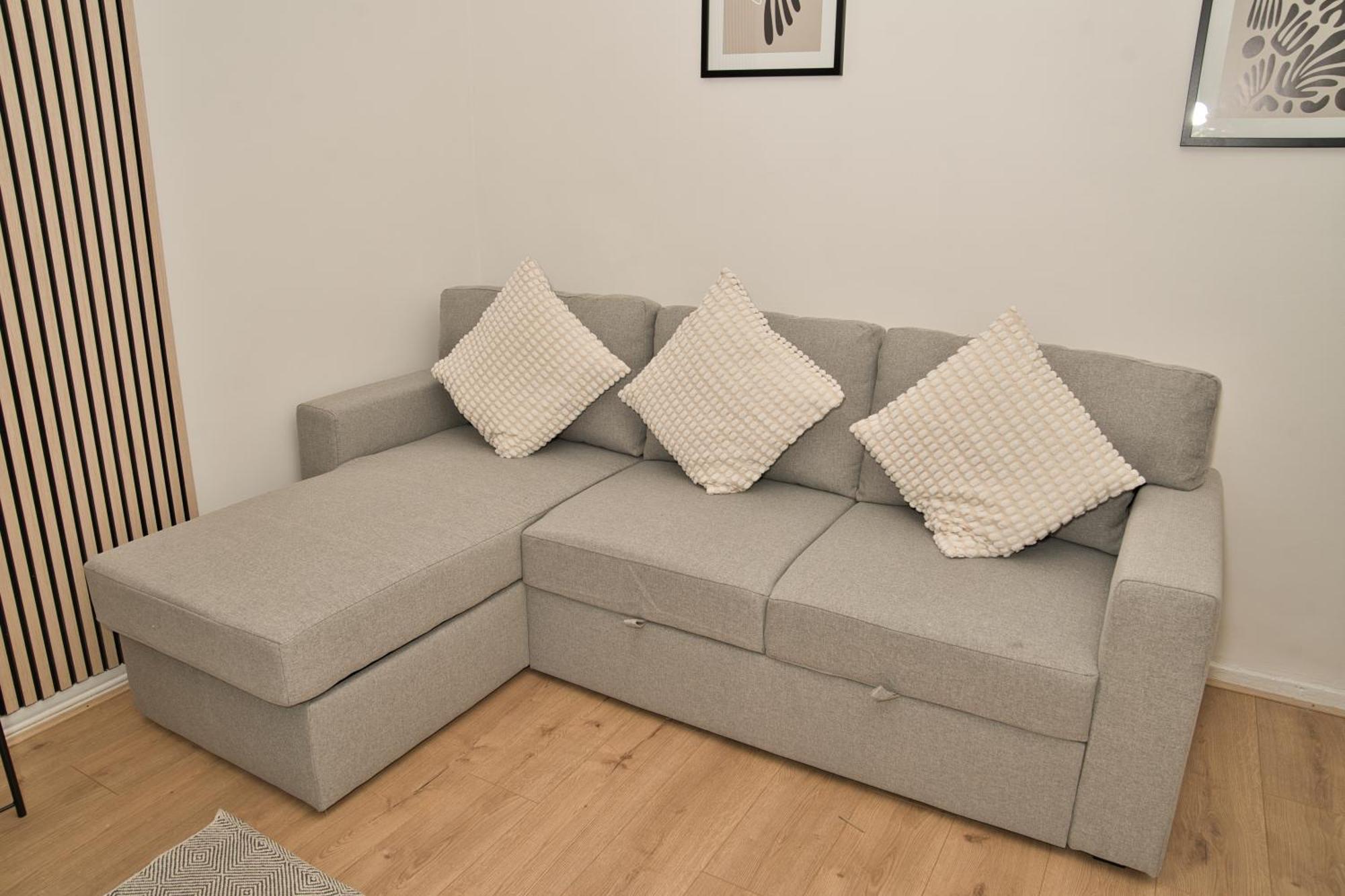 Stunning 4 Bedroom In Swiss Sleeps 10 London