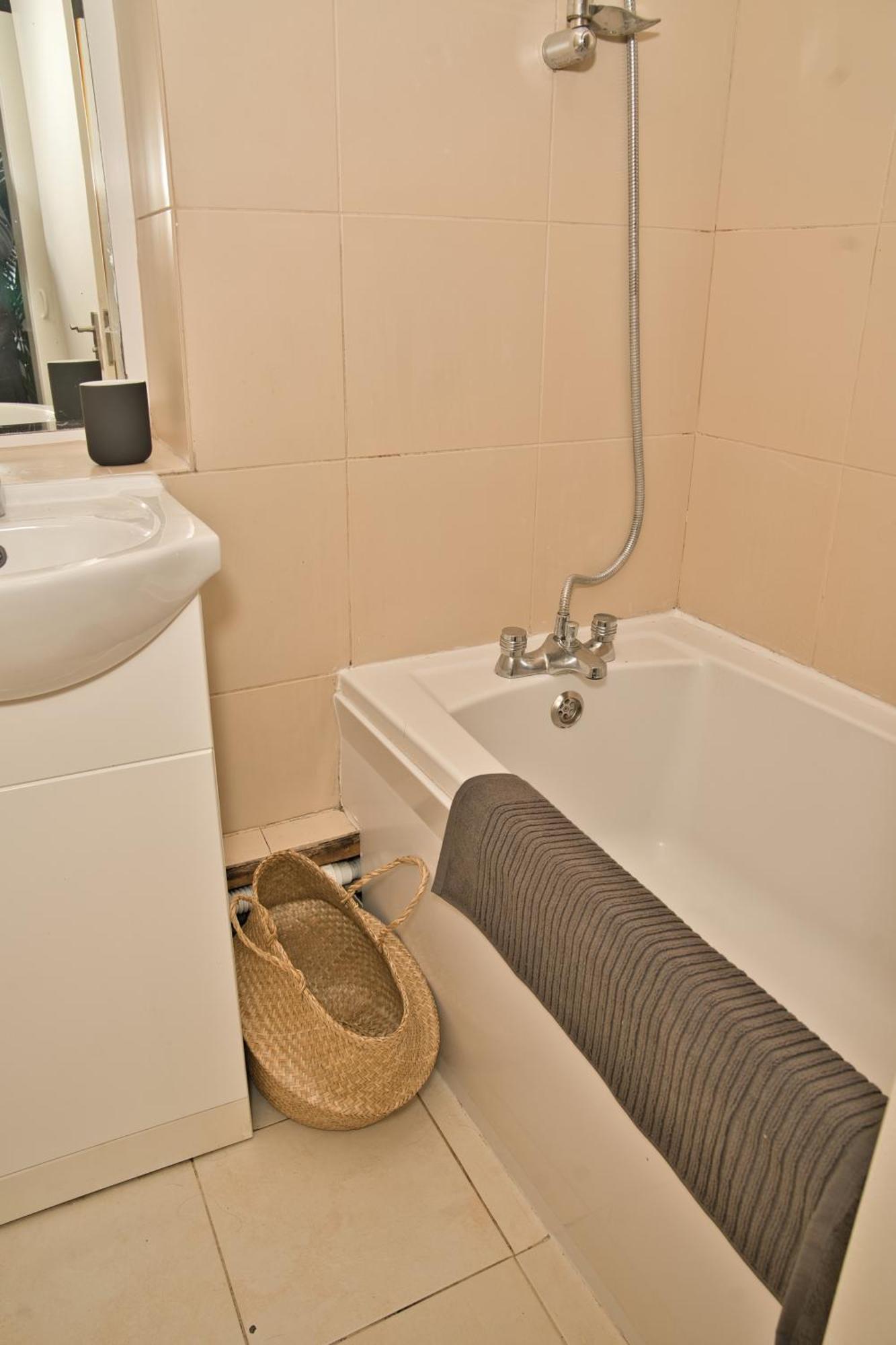 Stunning 4 Bedroom In Swiss Sleeps 10 Apartment *