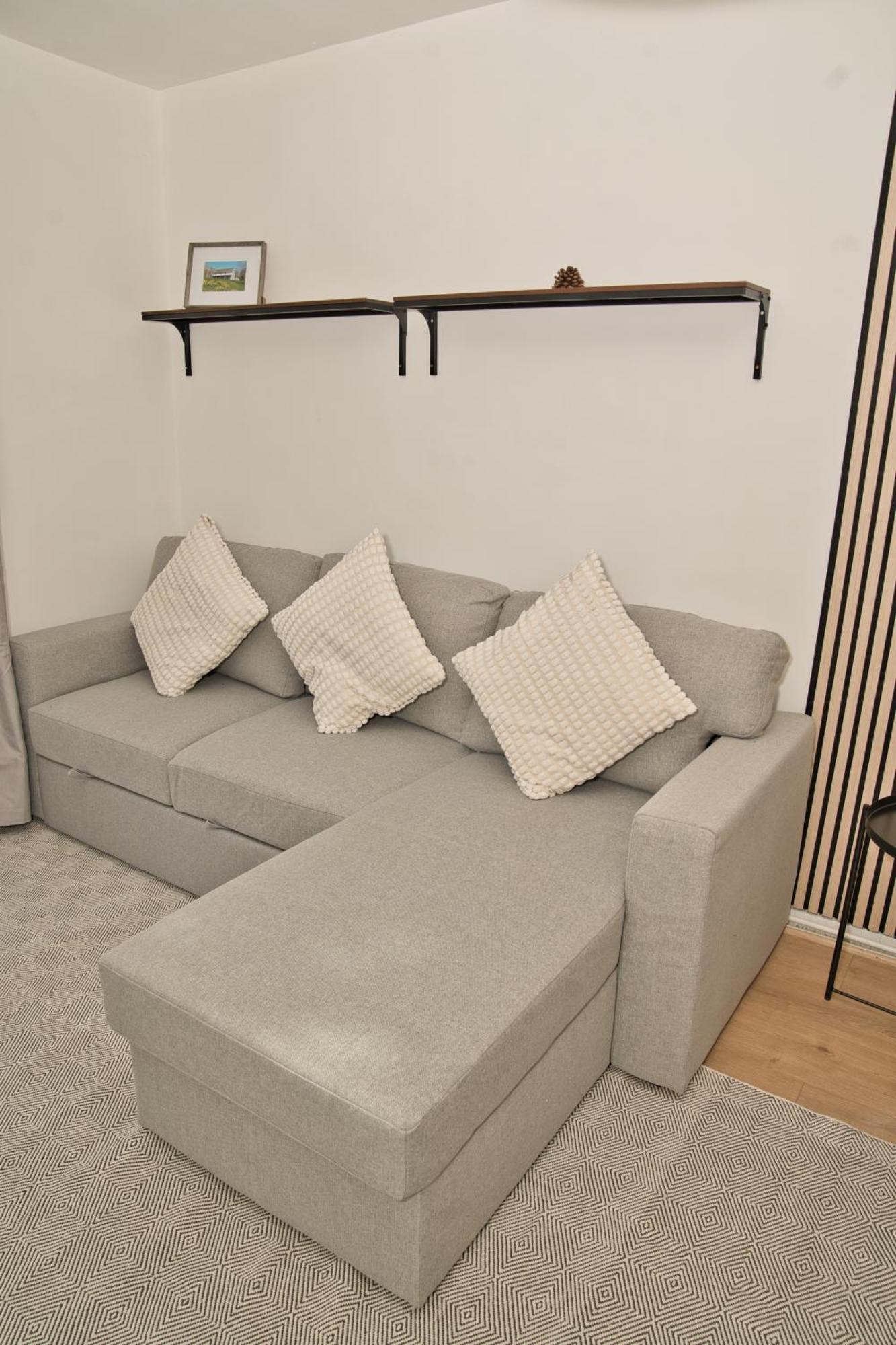 Stunning 4 Bedroom In Swiss Sleeps 10 London