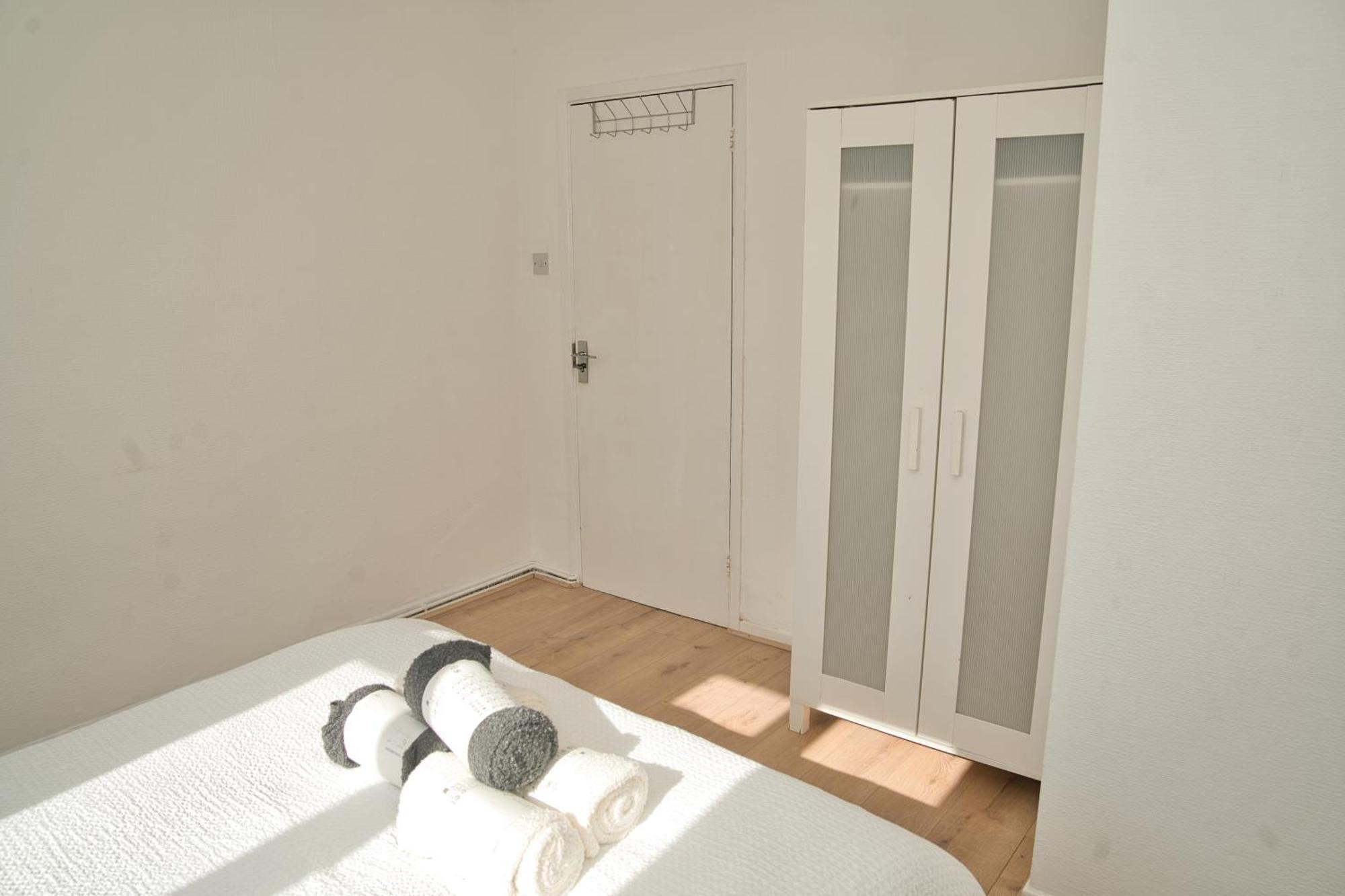 Stunning 4 Bedroom In Swiss Sleeps 10 Apartment London
