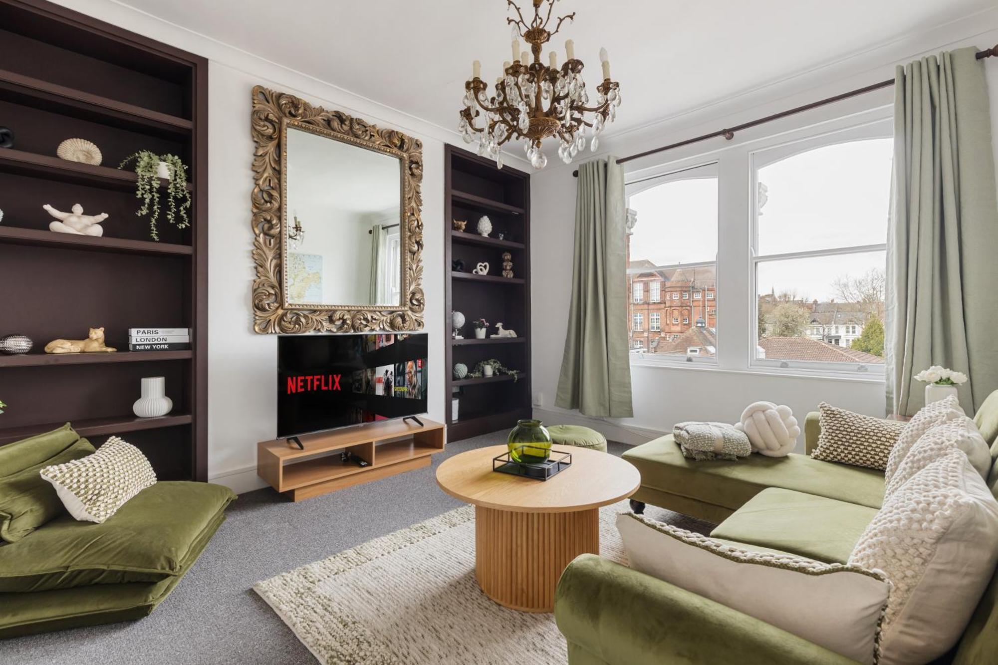 Apartment Modern 3br In London, Huge Terrace & Sleeps 10 *