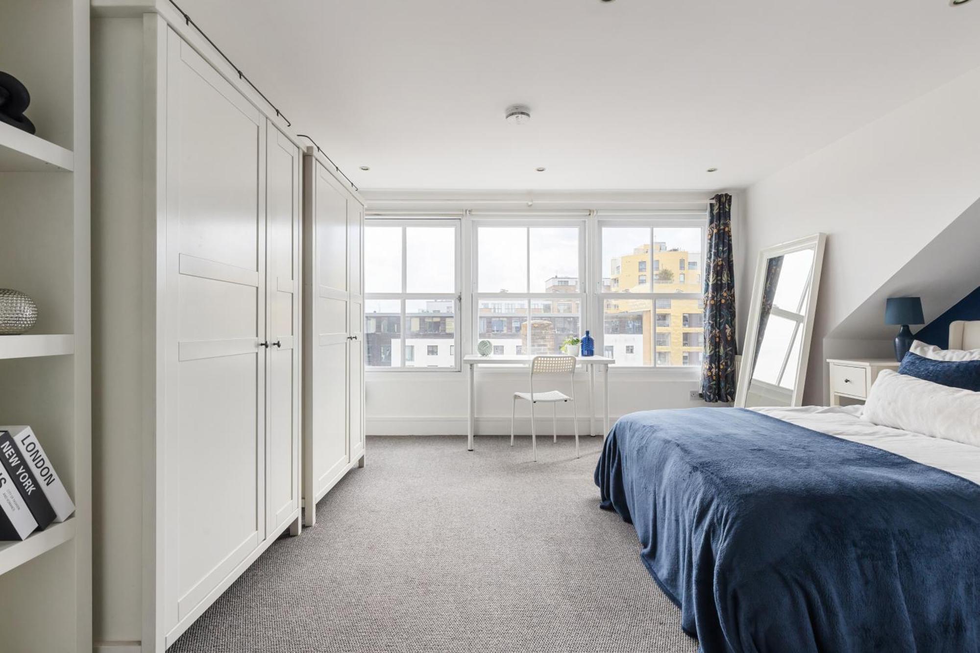 Modern 3br In London, Huge Terrace & Sleeps 10