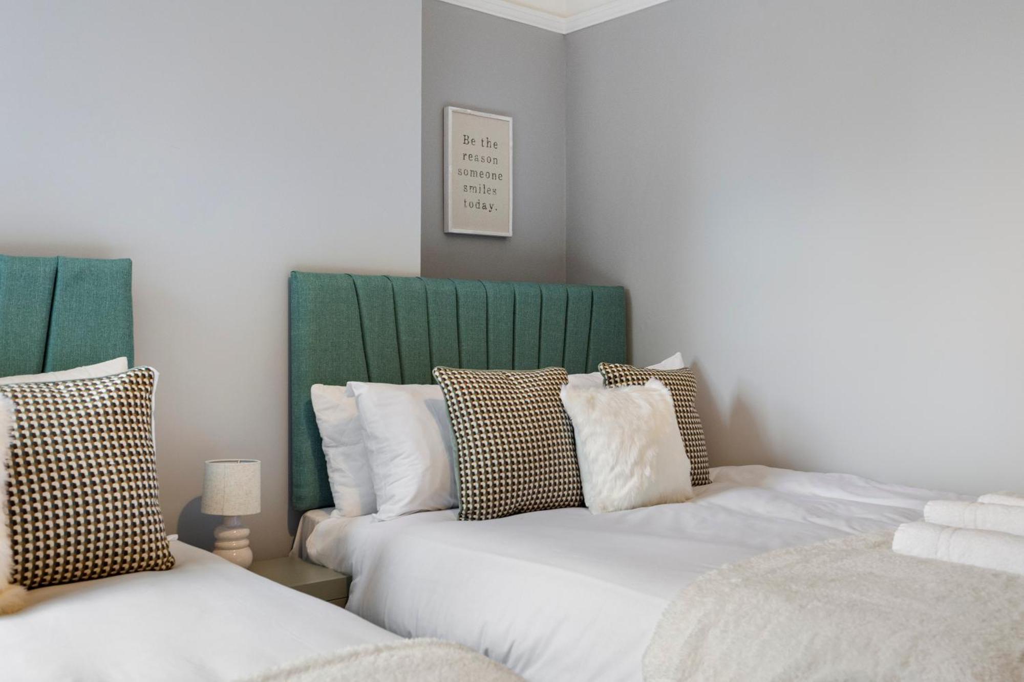 Wembley Haven - 2 Bdr - Sleeps 9 Apartment