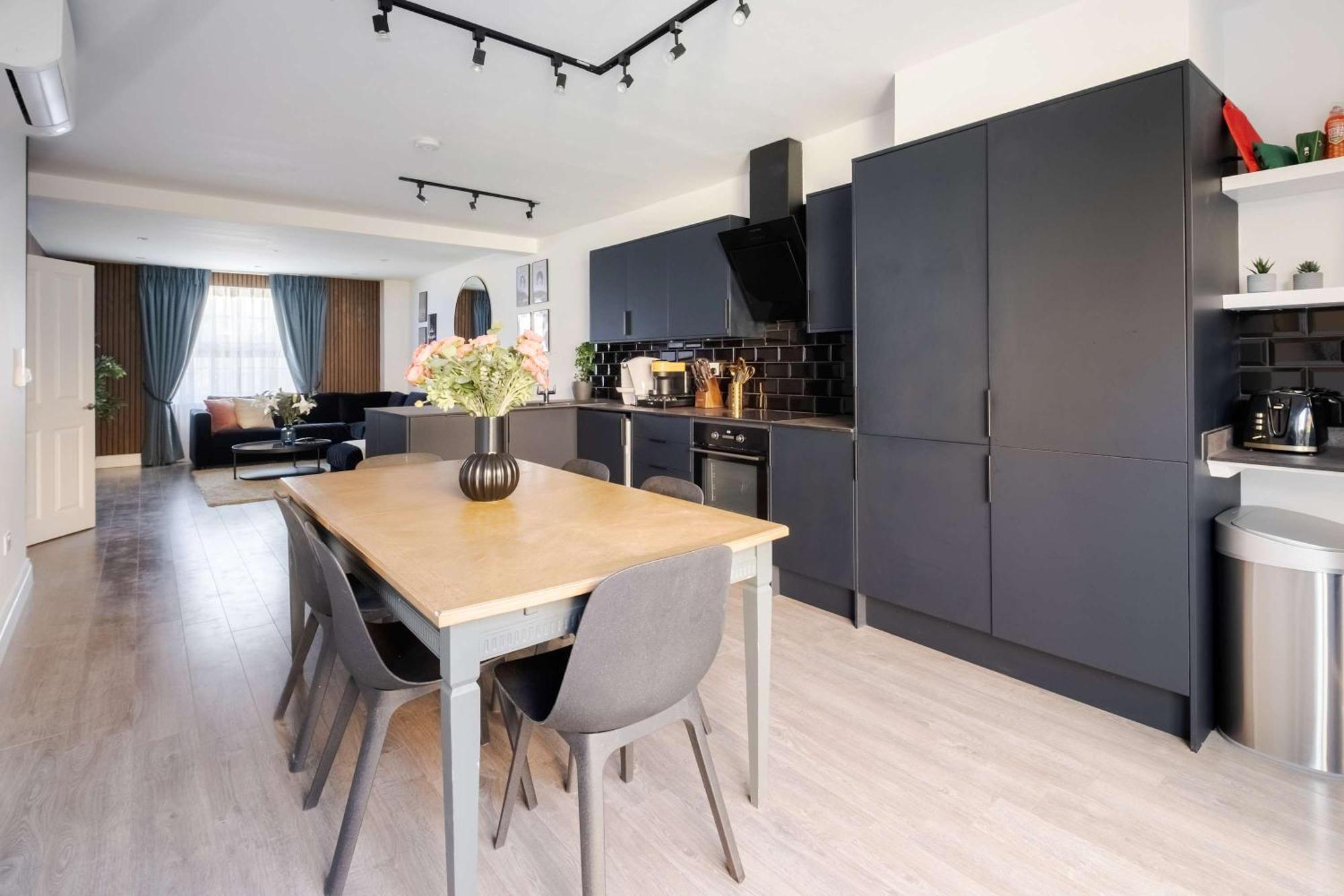 Luxury 4 Bedroom In Apartment