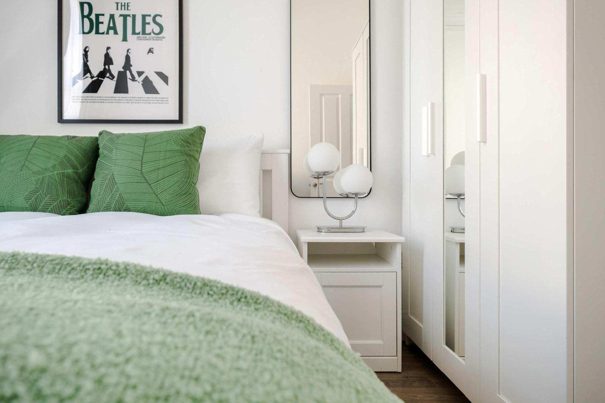Luxury 4 Bedroom In Apartment *