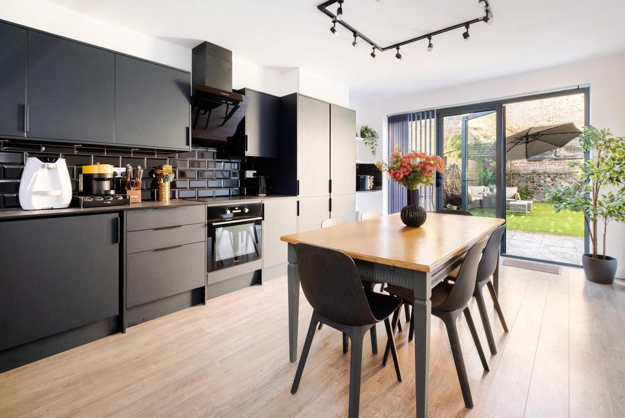 Luxury 4 Bedroom In Apartment