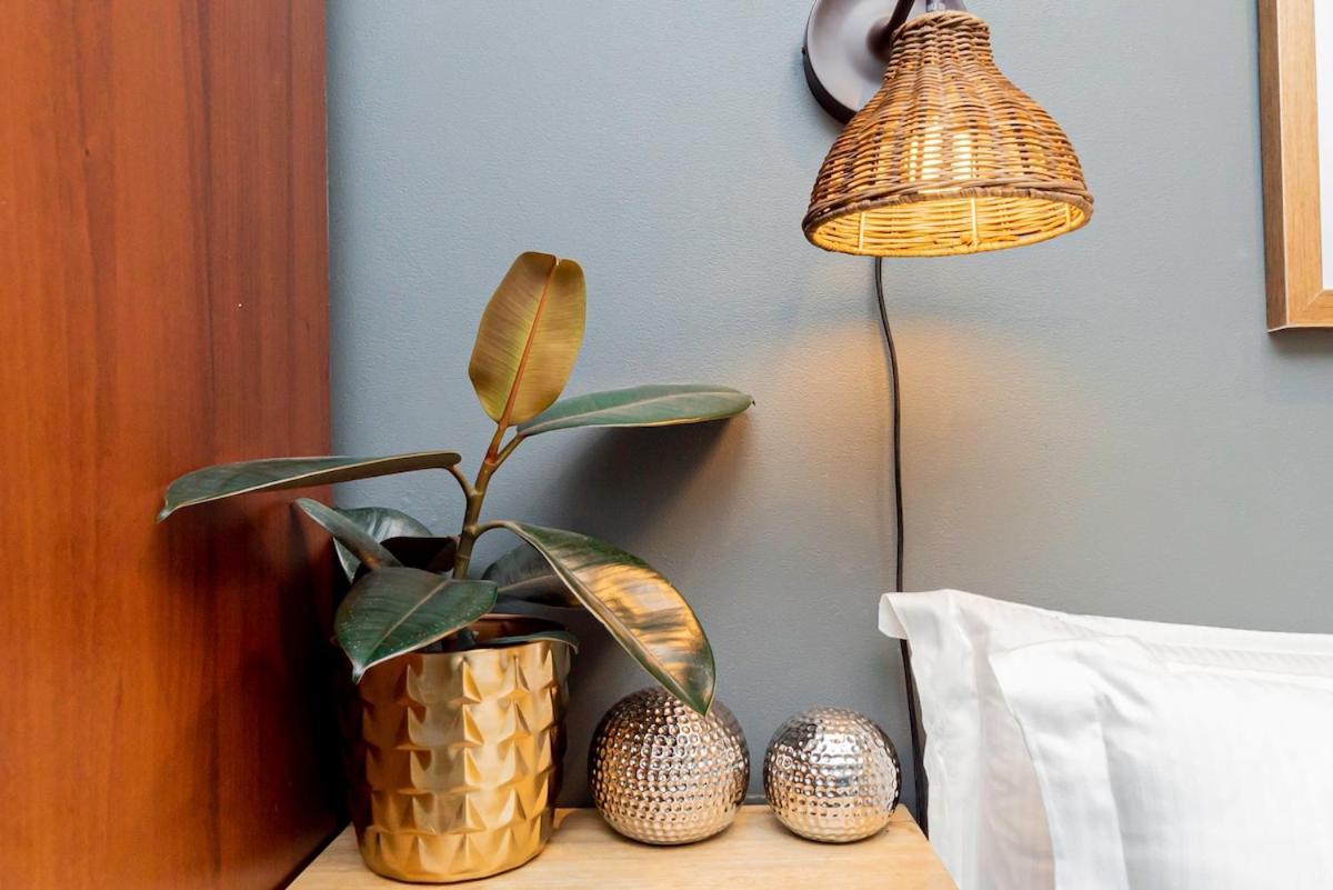 Stylish 2br Near Hyde Park & Museums, Kensington Apartment