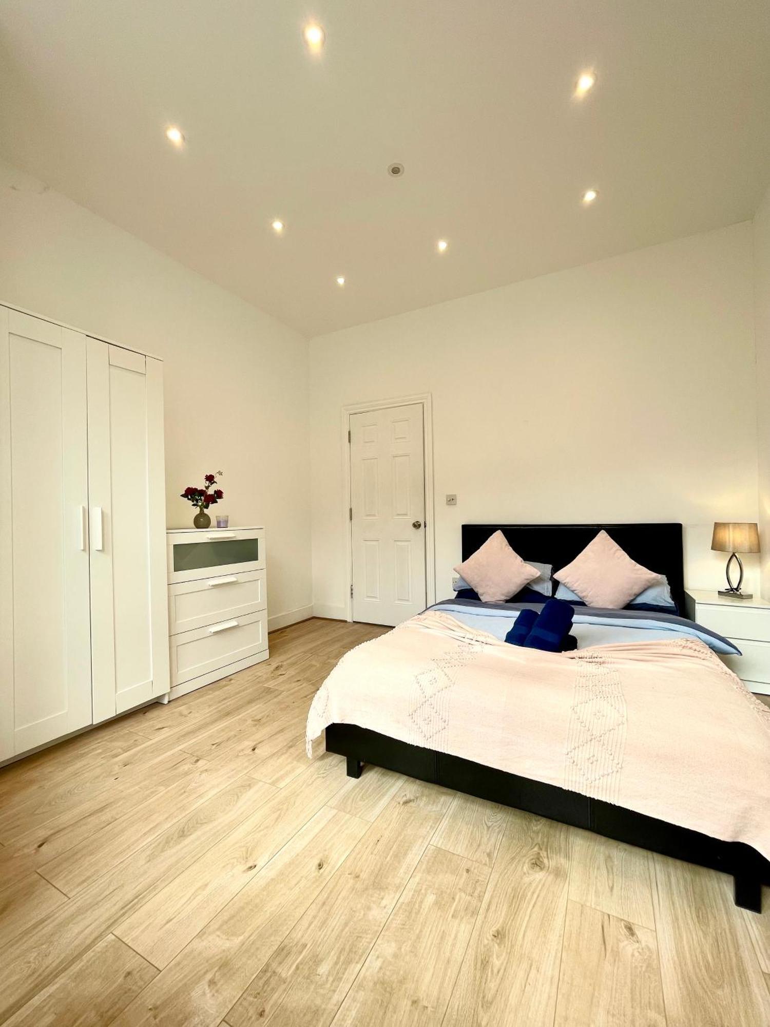 A Ground Floor One Double Bedroom Flat With Garden *