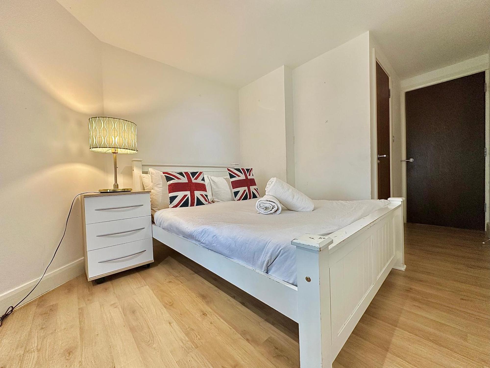 Large Flat In West Apartment London