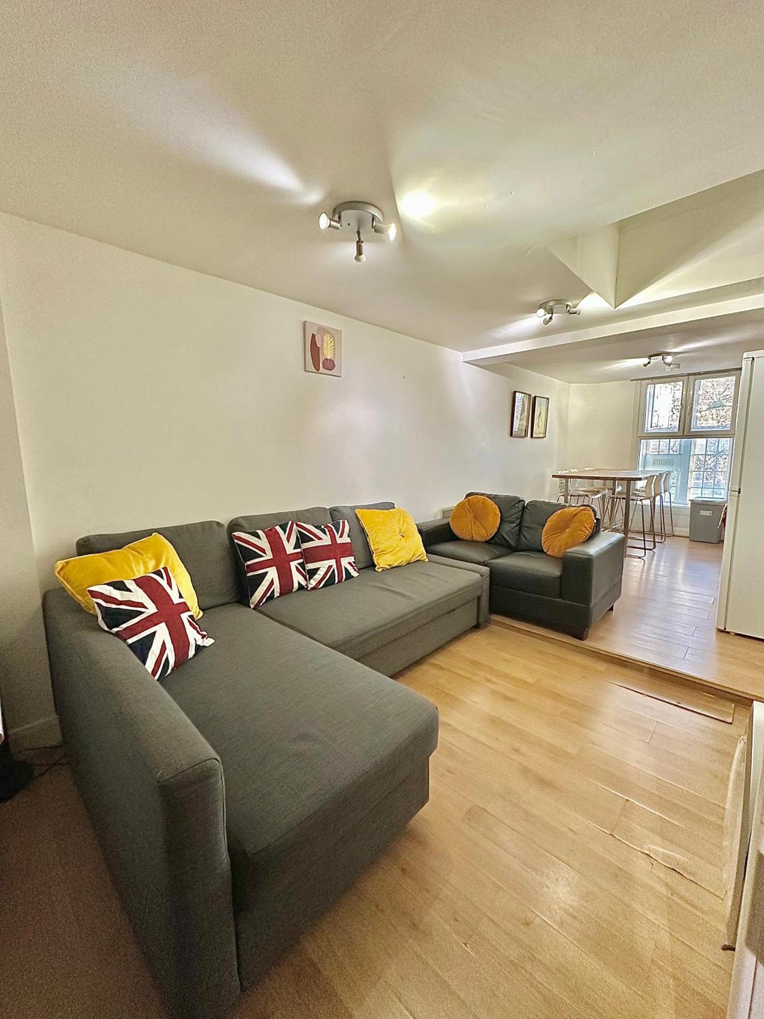 Large Flat In West Apartment *