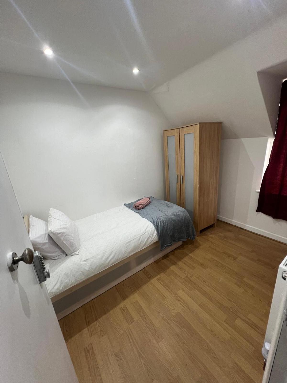 Guest house Good Priced Single In East Acton