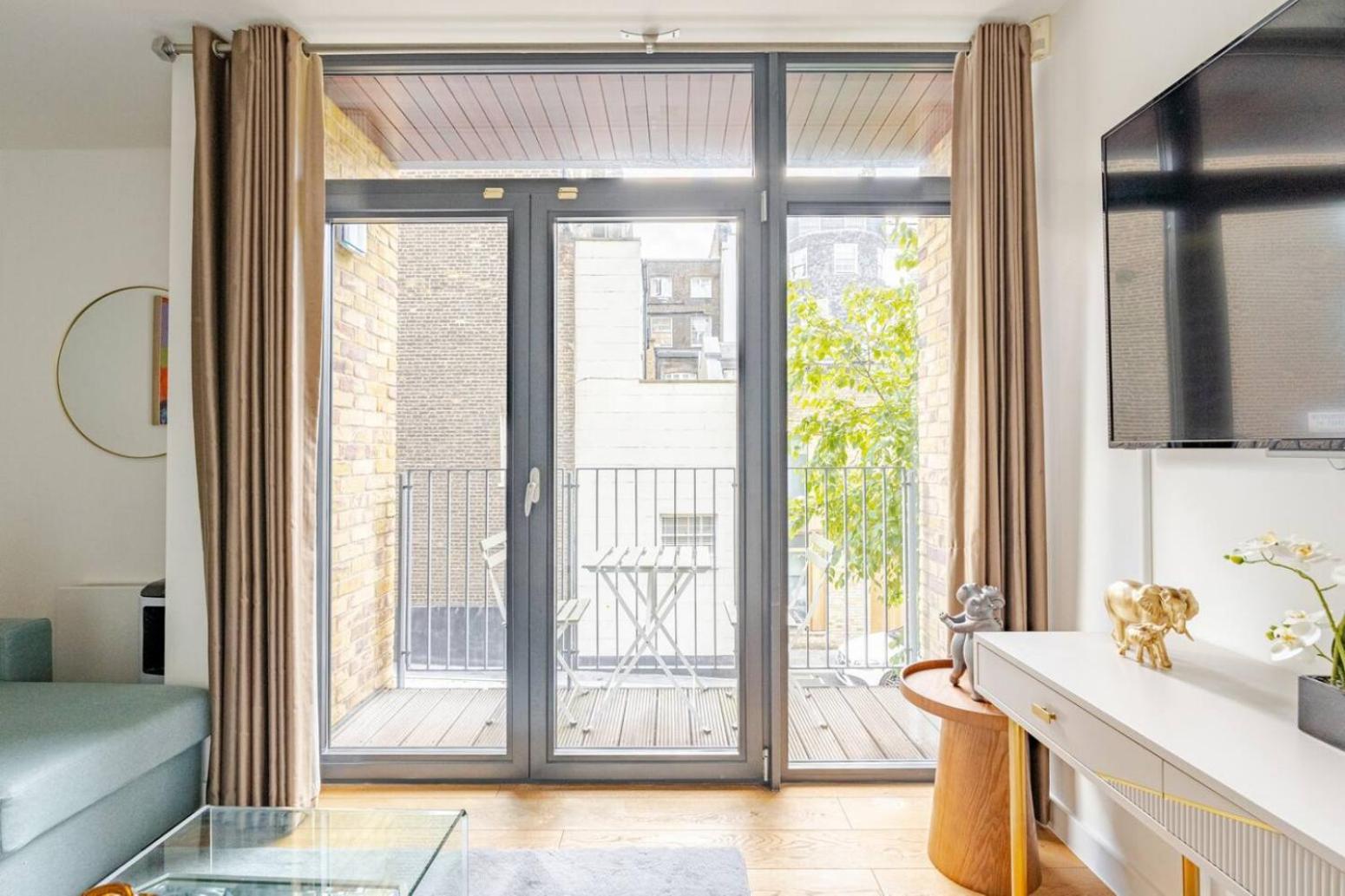 Serene Private Townhouse With Ac & Balcony For 6 Apartment