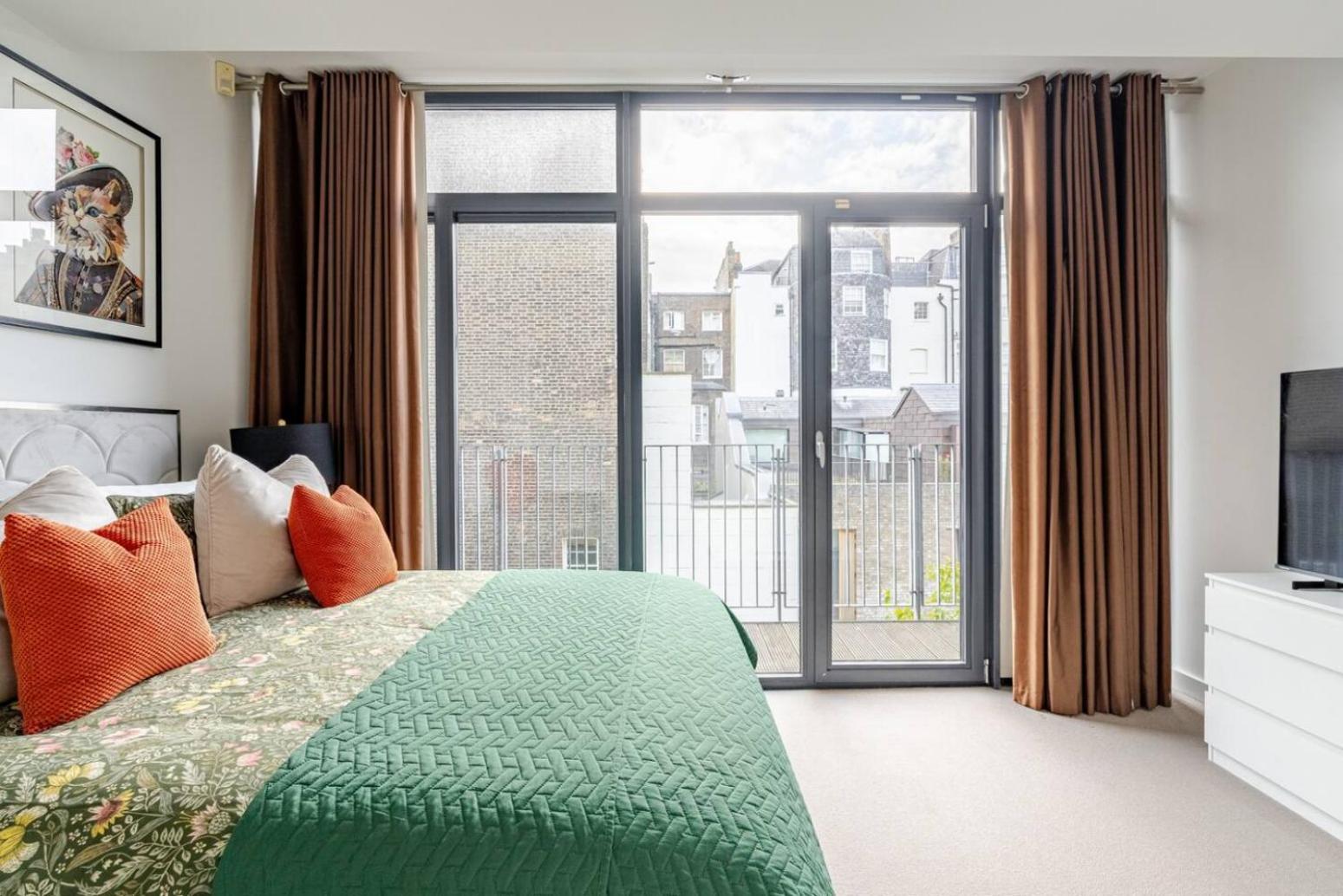 Serene Private Townhouse With Ac & Balcony For 6 London