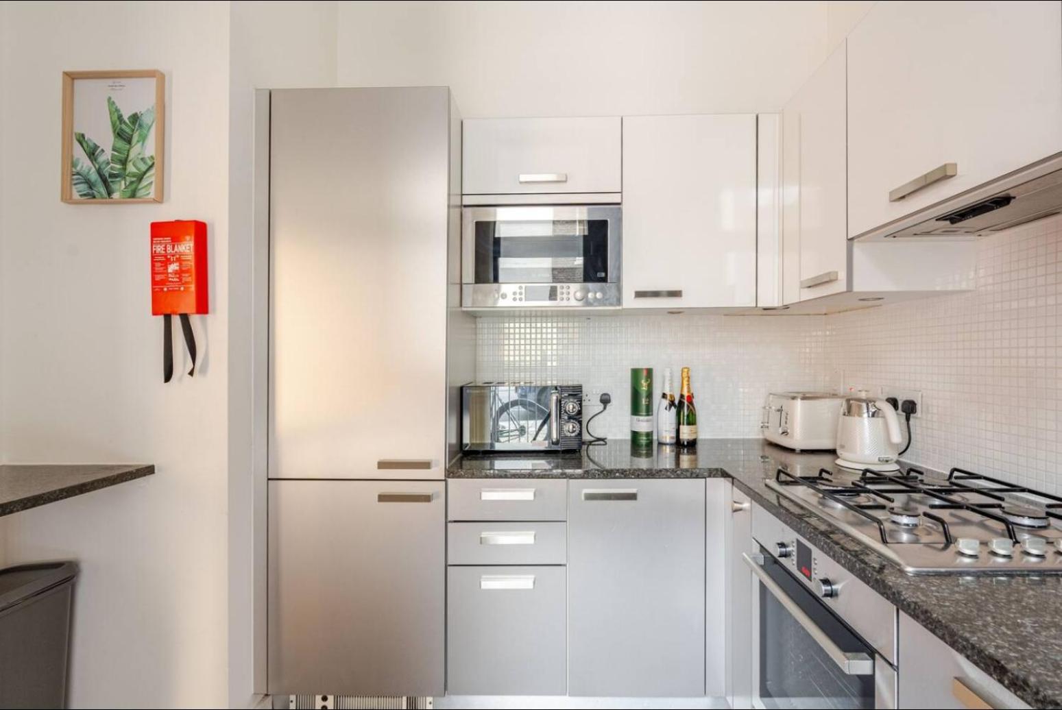 Serene Private Townhouse With Ac & Balcony For 6 Apartment *