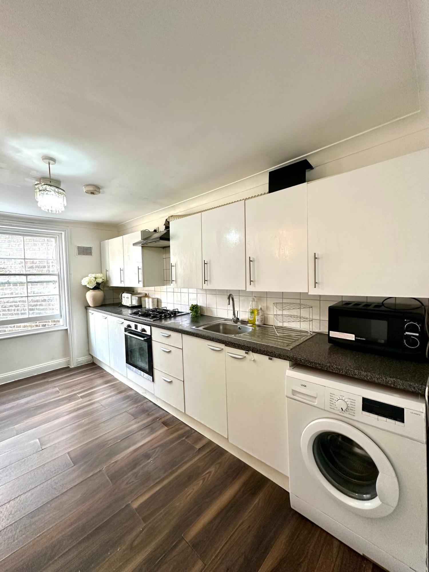 Spacious 4- Bedroom Flat! Kings Cross, St Pancras Apartment *